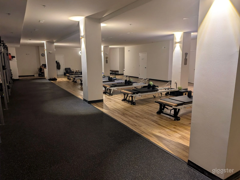  Modernes 3.400 Quadratfuß Studio für Veranstaltungen, Wellness & Zusammenkünfte 