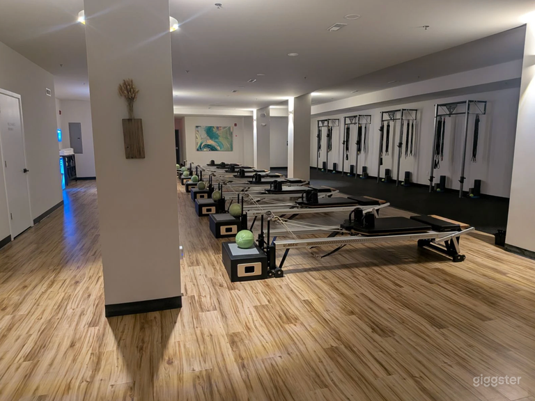  Modernes 3.400 Quadratfuß Studio für Veranstaltungen, Wellness & Zusammenkünfte 