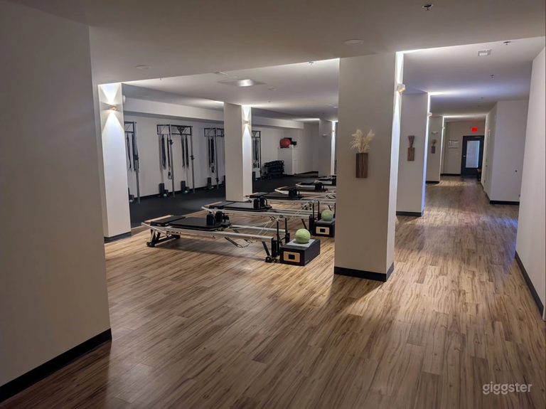  Modernes 3.400 Quadratfuß Studio für Veranstaltungen, Wellness & Zusammenkünfte 