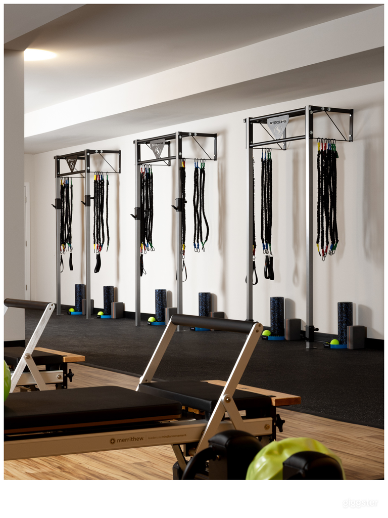  Modernes 3.400 Quadratfuß Studio für Veranstaltungen, Wellness & Zusammenkünfte 