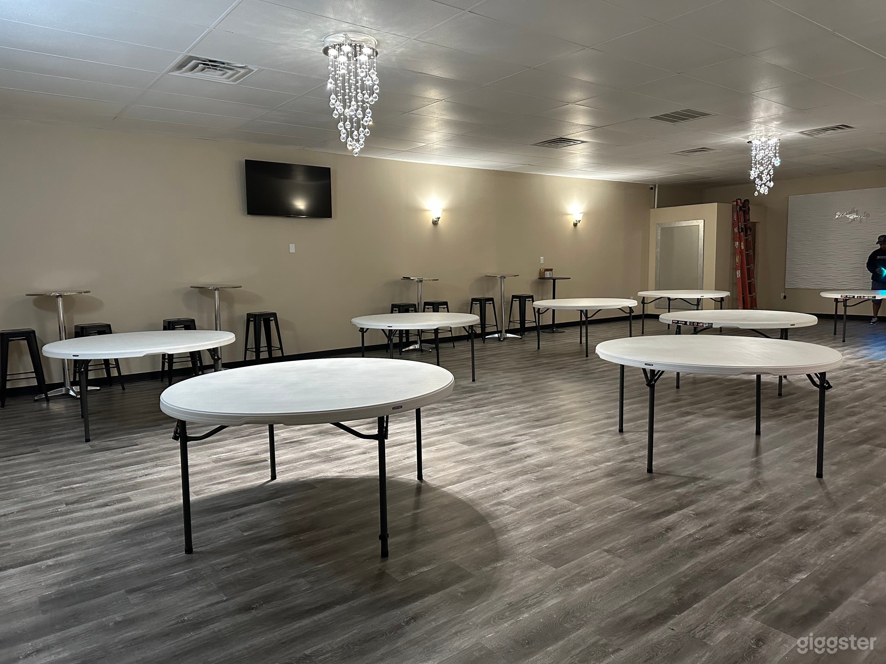 Spacious and  Simple Event Space Photo 4