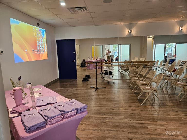  Lugar para eventos familiar luminoso de 5,000 pies cuadrados con café 