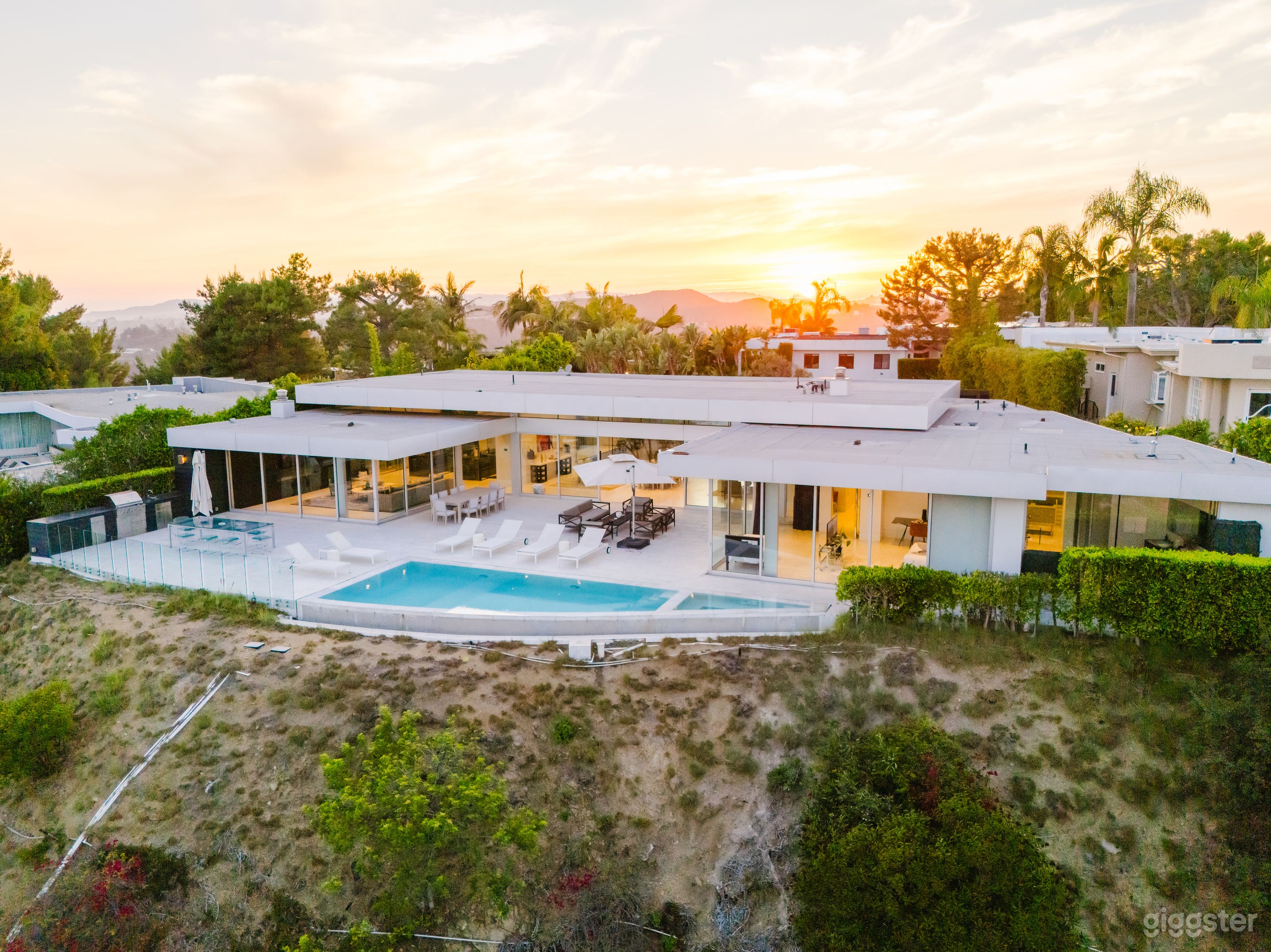 ARCHITECTURAL GLASS RETREAT SUNSET VISTAS Photo 2