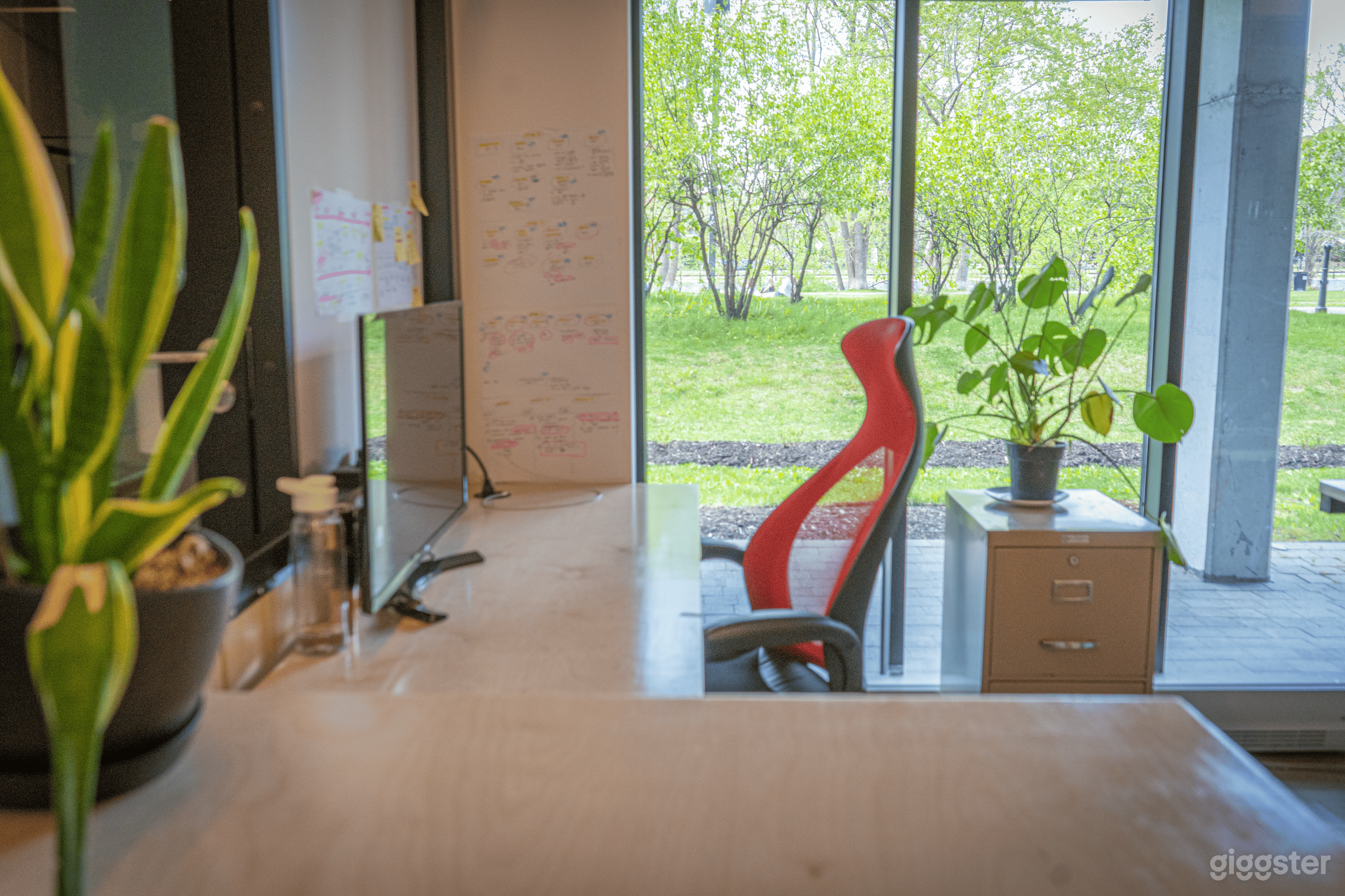 Assigned Desks in 24/7 Montreal Coworking Space Photo 1