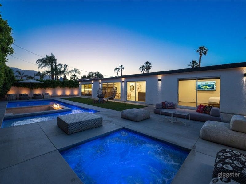 Mid century, modern with fire pit in the pool Photo 2