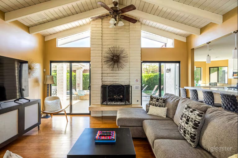  Spacious Light-Filled Home Ideal for Photo & Video 