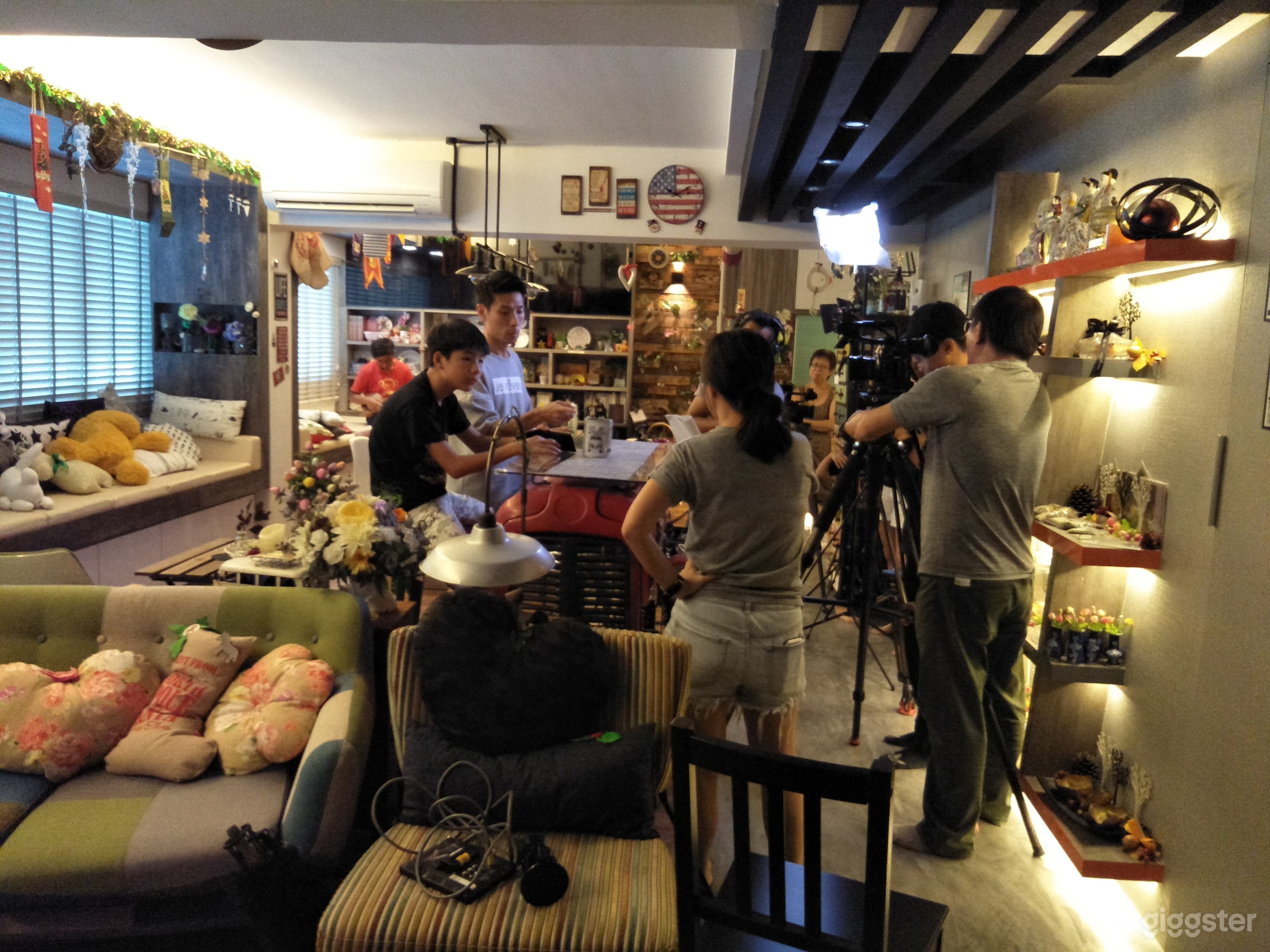 In this episope of The Little Achiever 小不点,大改造, filming was at the tractor head coffee table