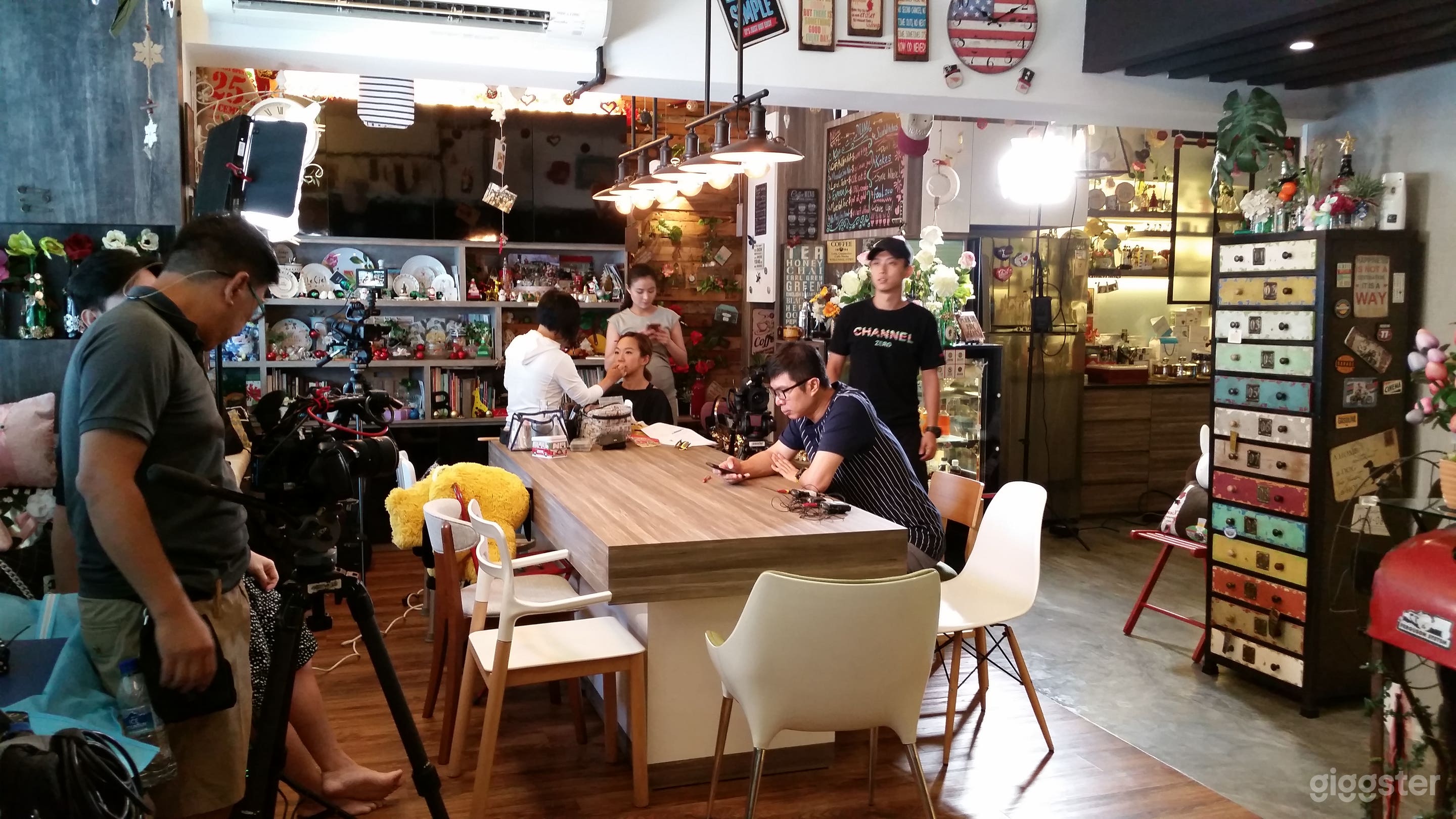 In this episode of Here's To Health 健康在于你, an actress was being makeup
