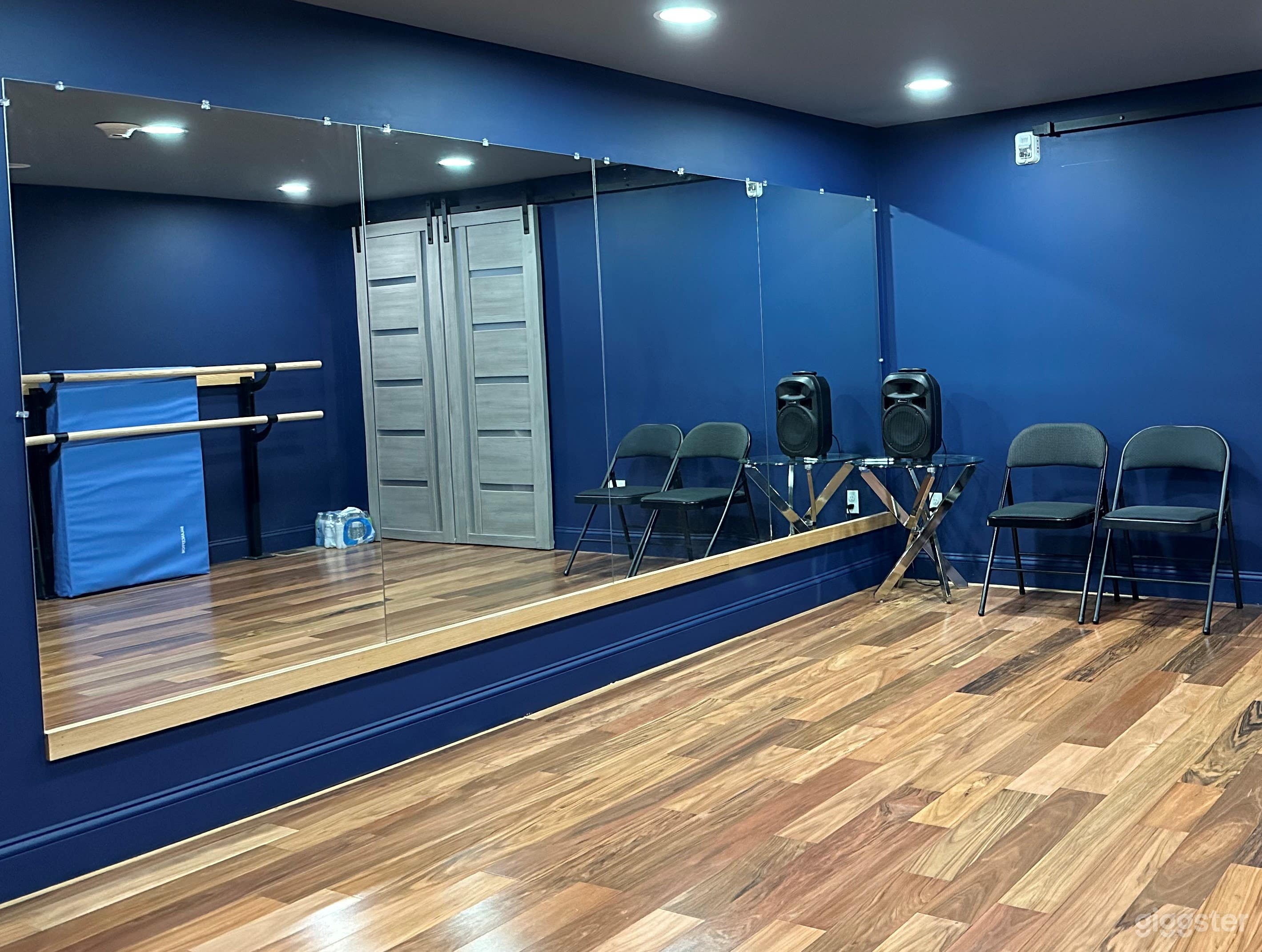 Versatile and Small Studio Photo 4