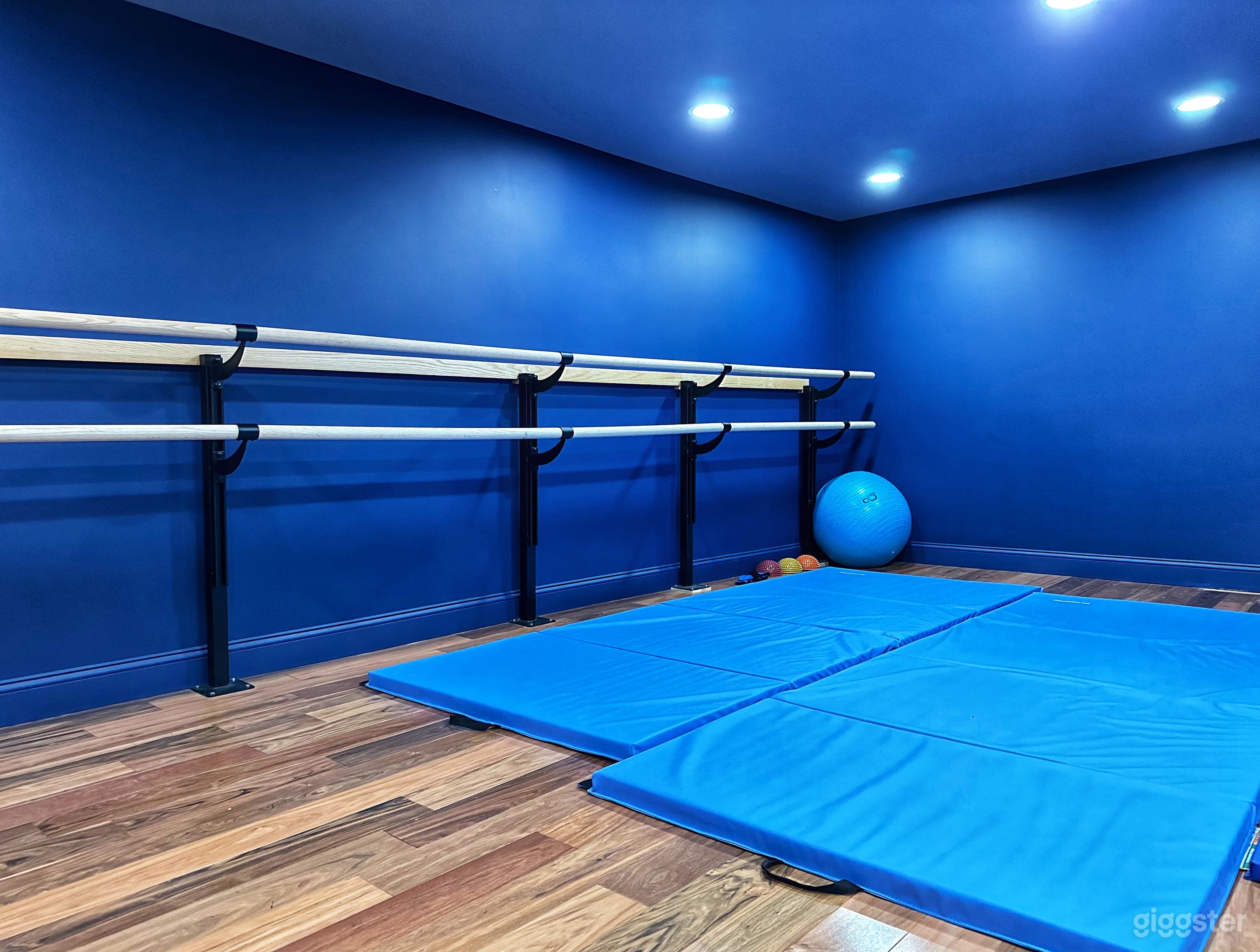 Versatile and Small Studio Photo 2