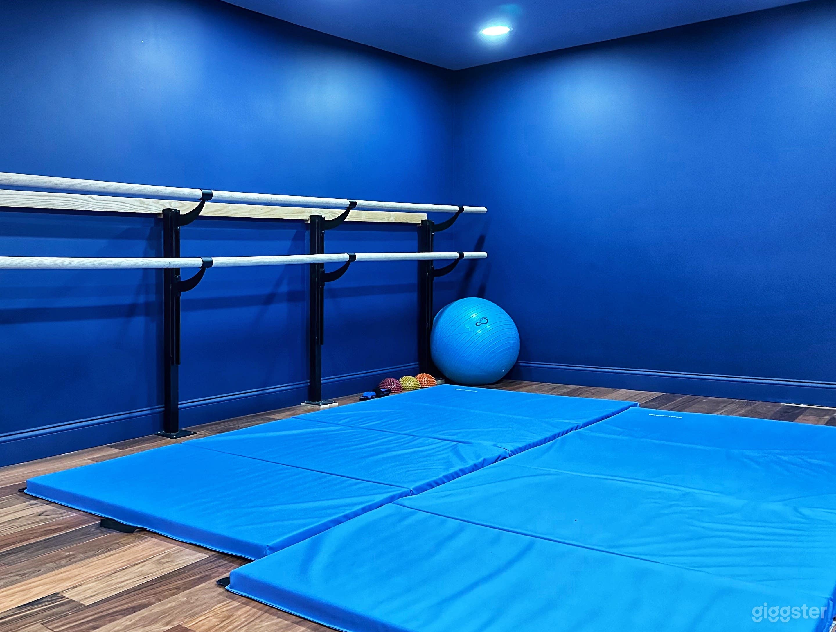 Versatile and Small Studio Photo 3