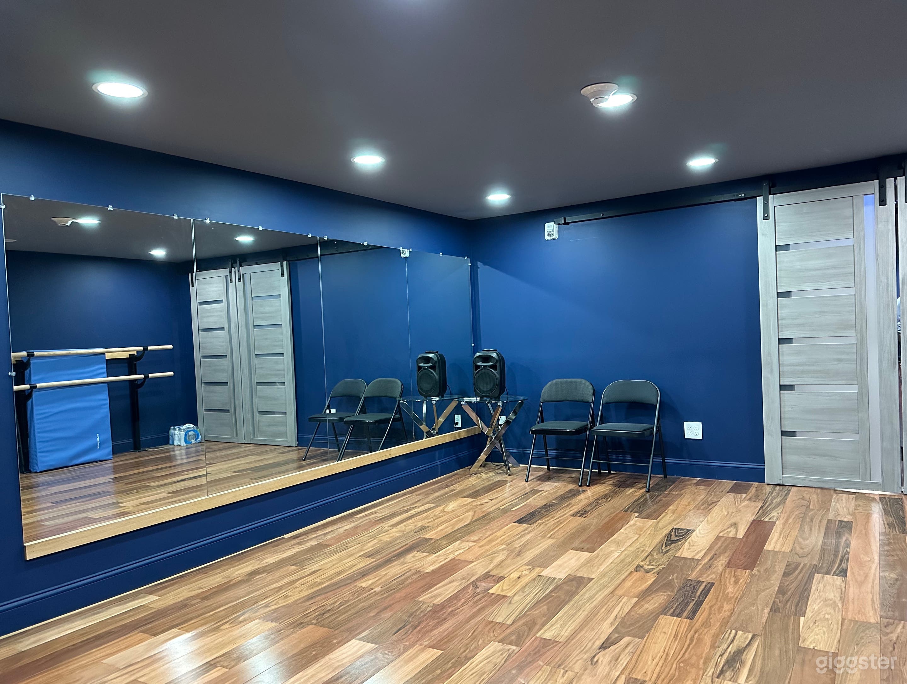 Versatile and Small Studio Photo 1