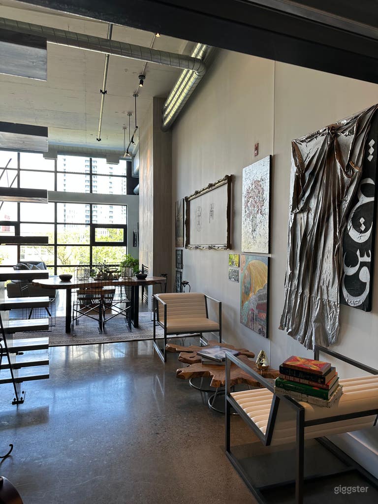  Downtown Toronto Designer Loft – Industrial Elegance 