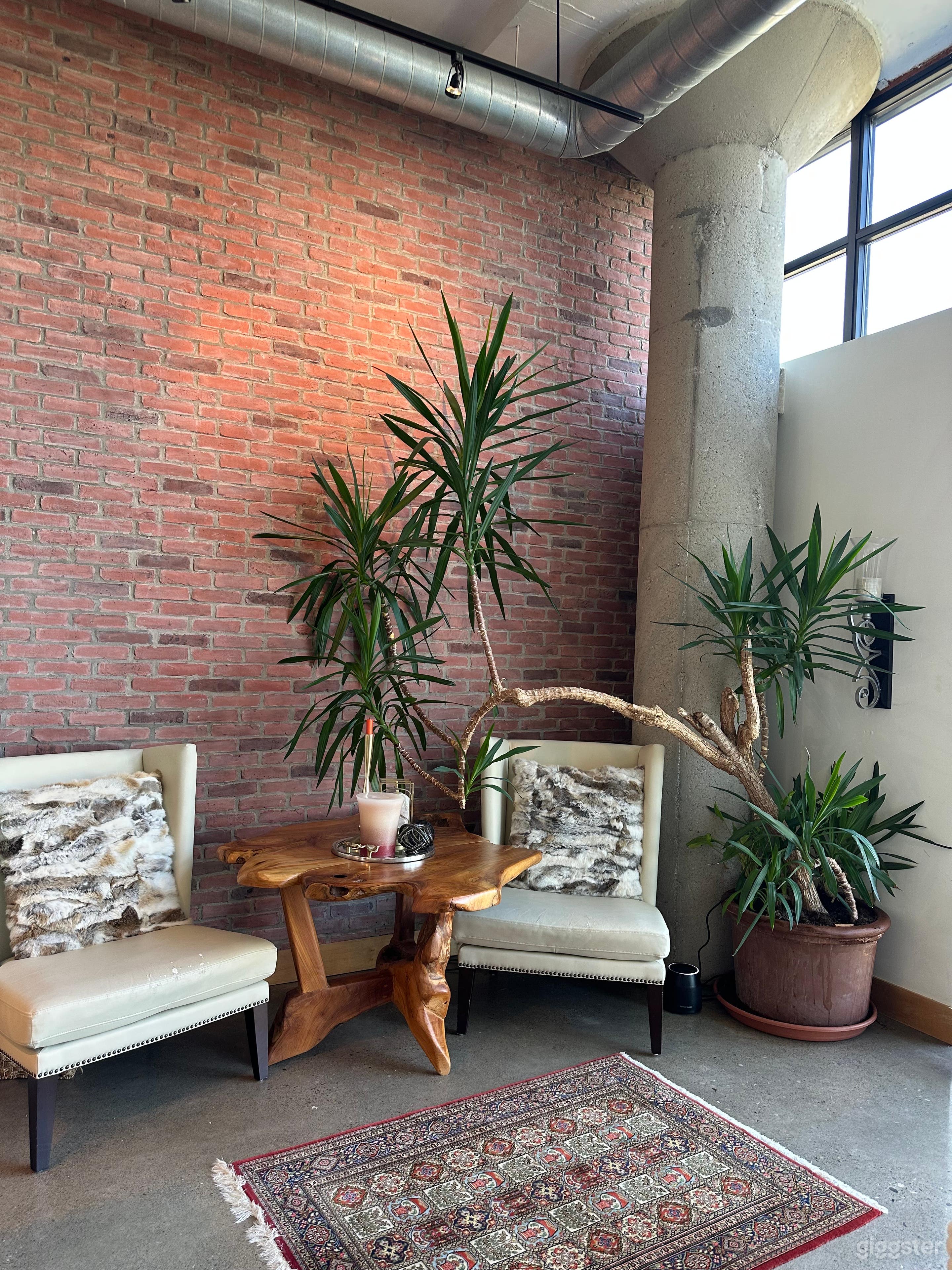 Downtown Toronto Designer Loft – Industrial Elegance Photo 3