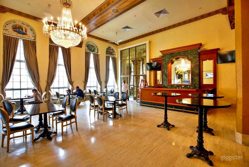 Multi-Cuisine Restaurant with Bar in Luxurious Hotel Photo 4