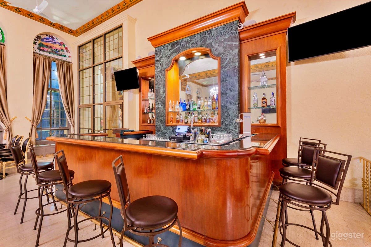 Multi-Cuisine Restaurant with Bar in Luxurious Hotel Photo 3