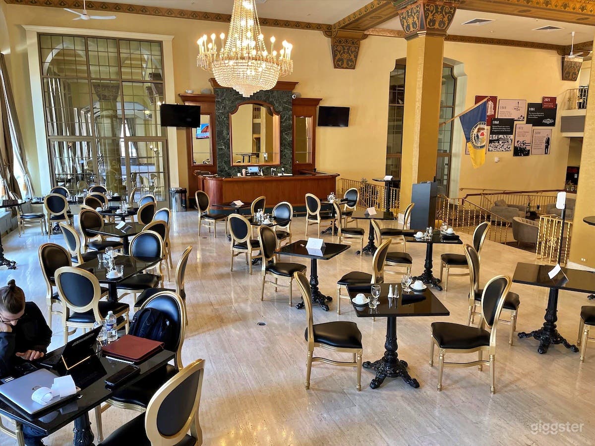 Multi-Cuisine Restaurant with Bar in Luxurious Hotel Photo 2