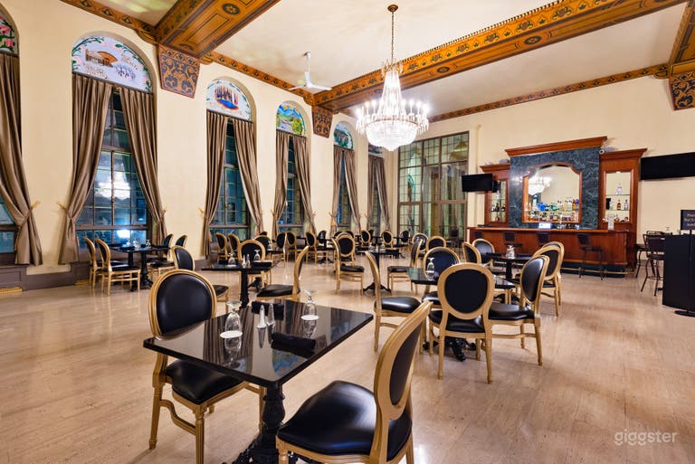  Multi-Cuisine Restaurant with Bar in Luxurious Hotel 