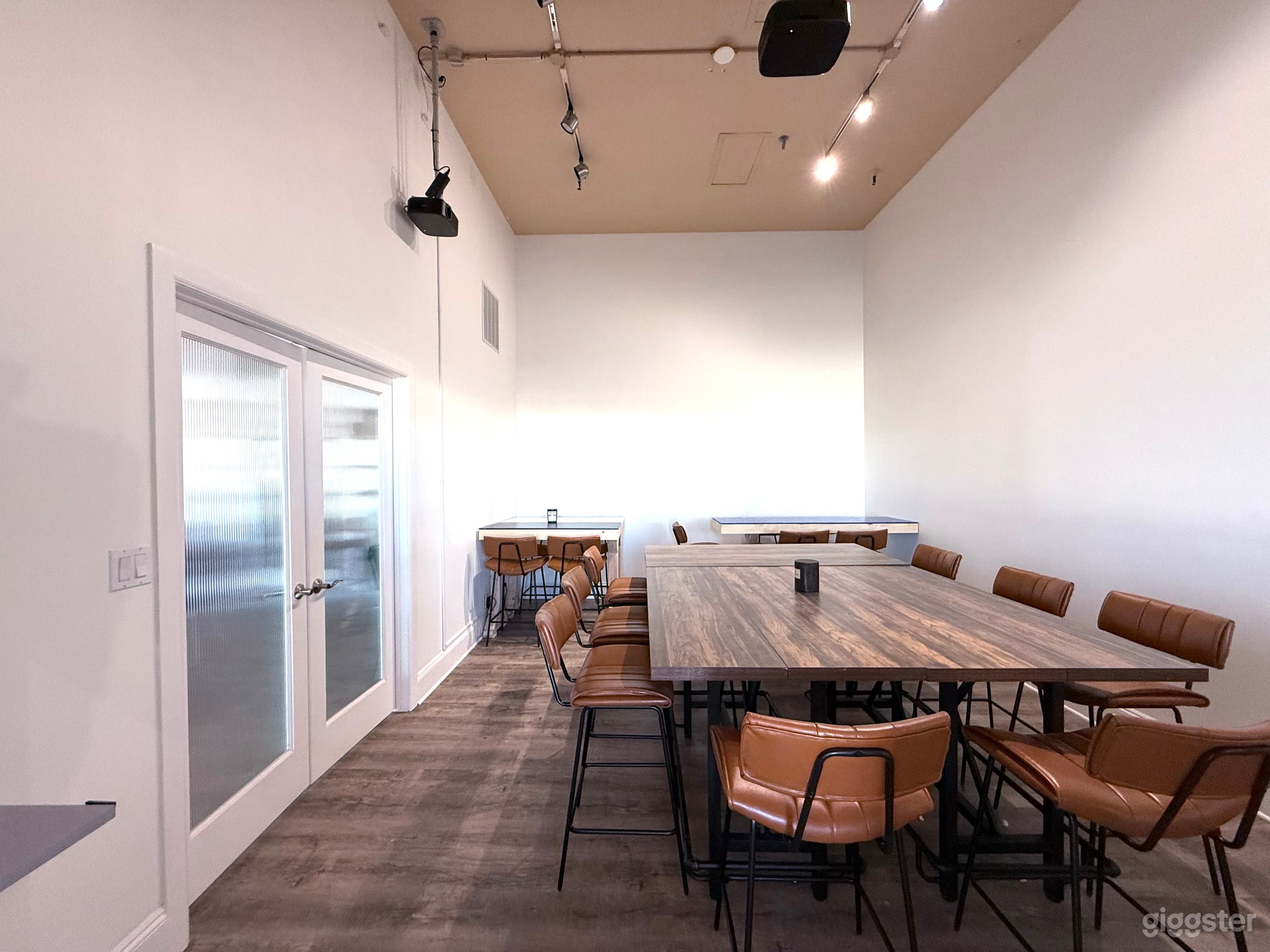 Meeting Room with High Ceilings Photo 1