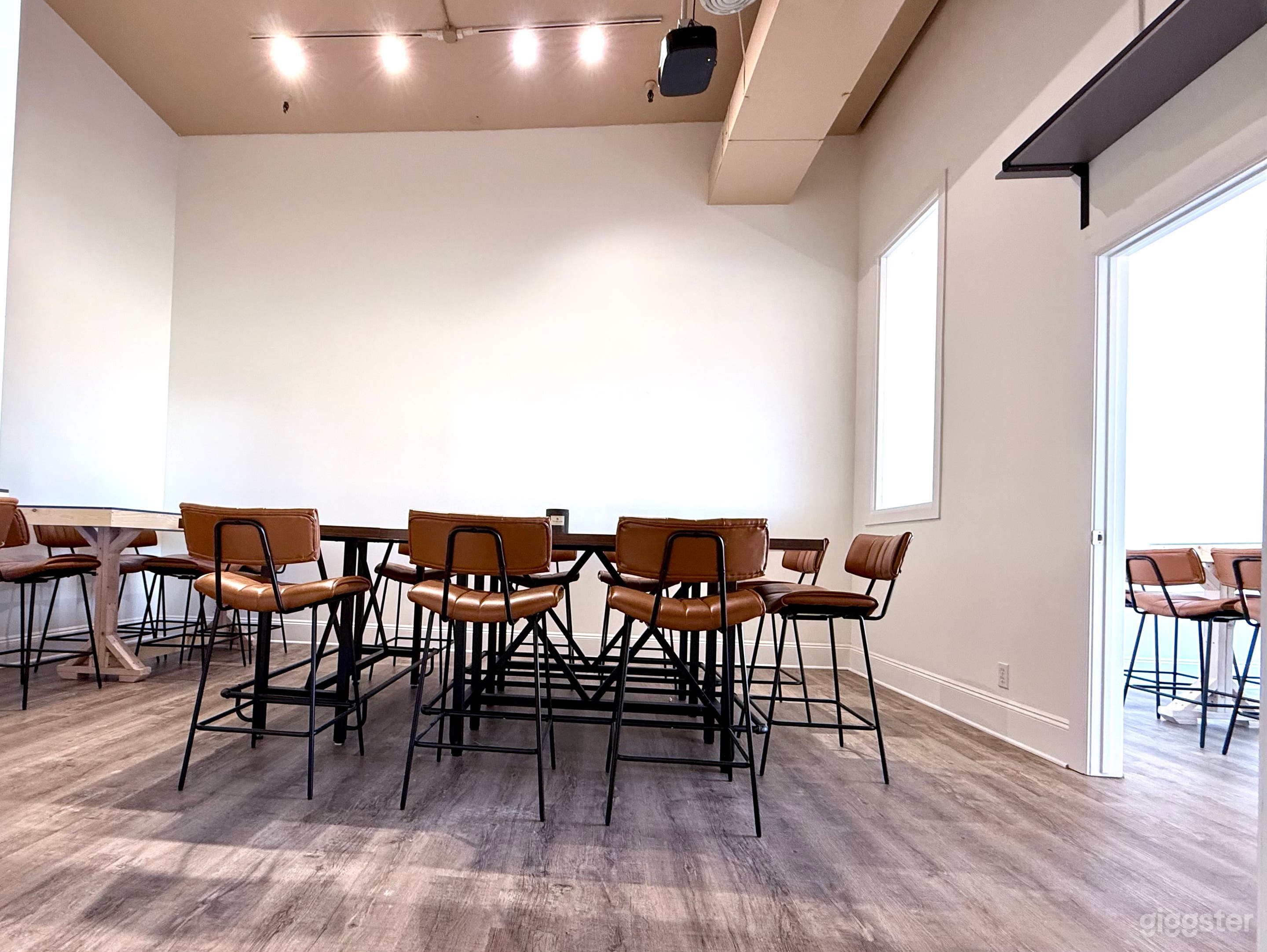 Meeting Room with High Ceilings Photo 4