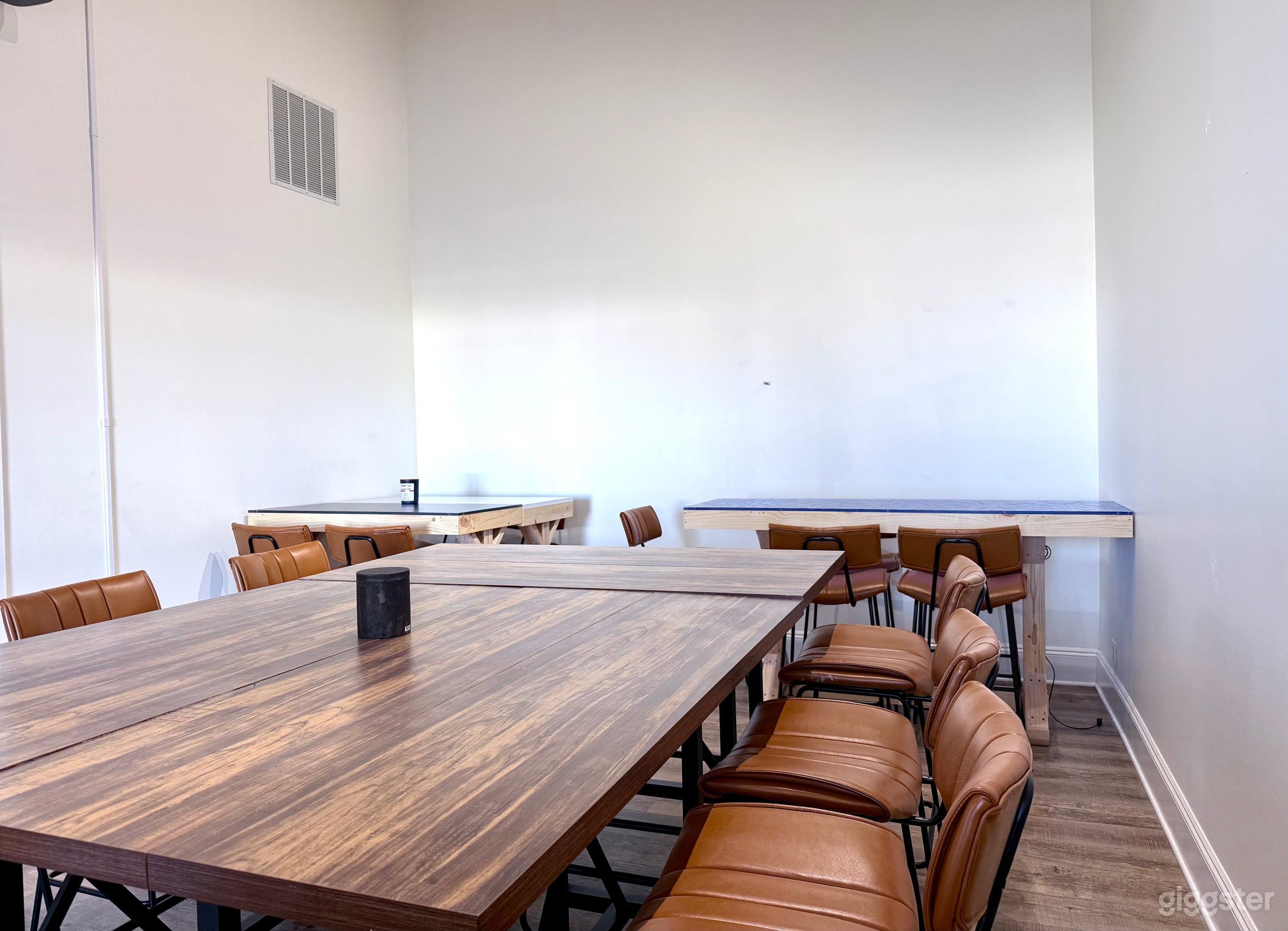 Meeting Room with High Ceilings Photo 2