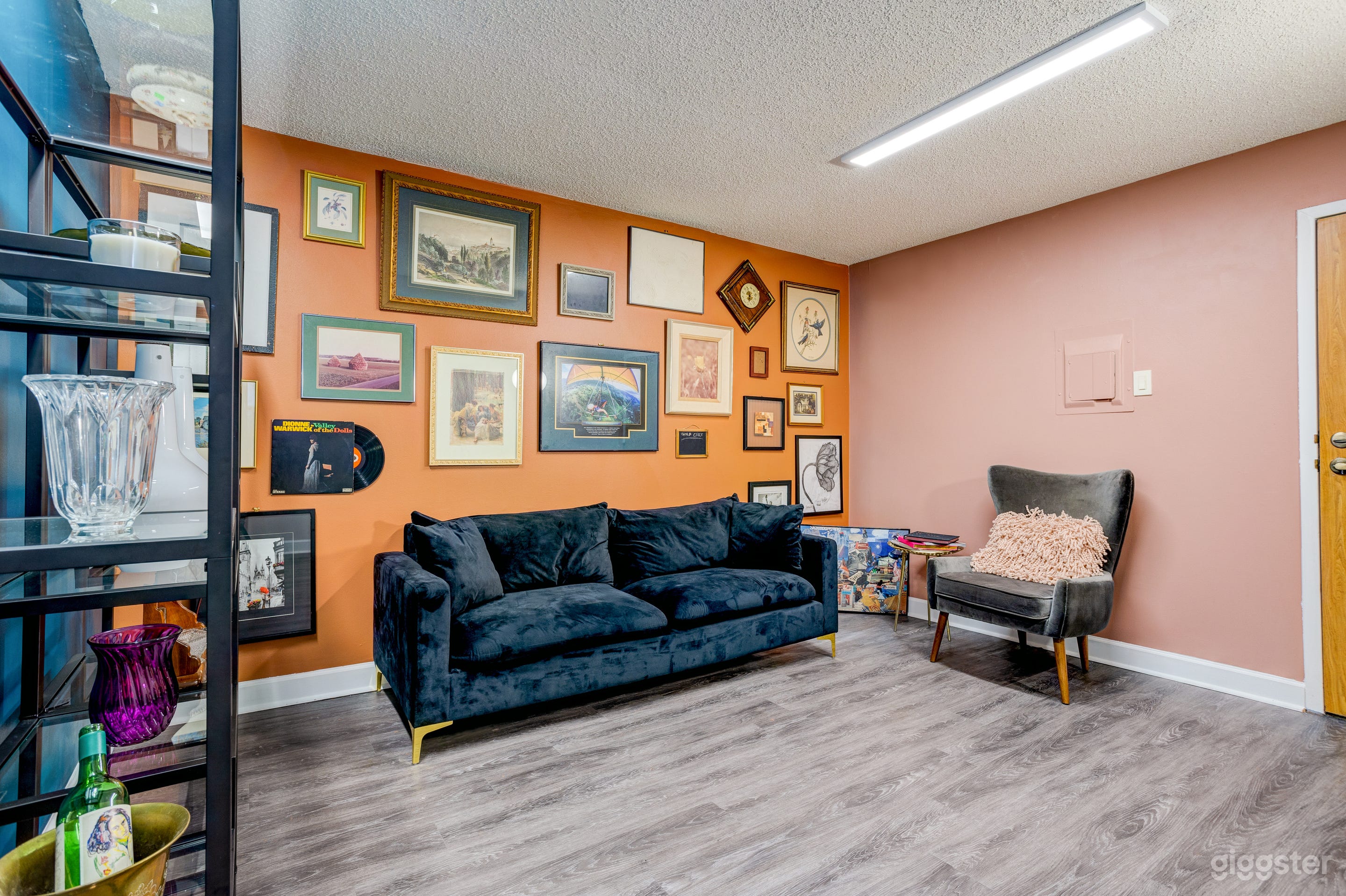 Vintage Oasis: A Bold and Luxurious Creative Hub Photo 2