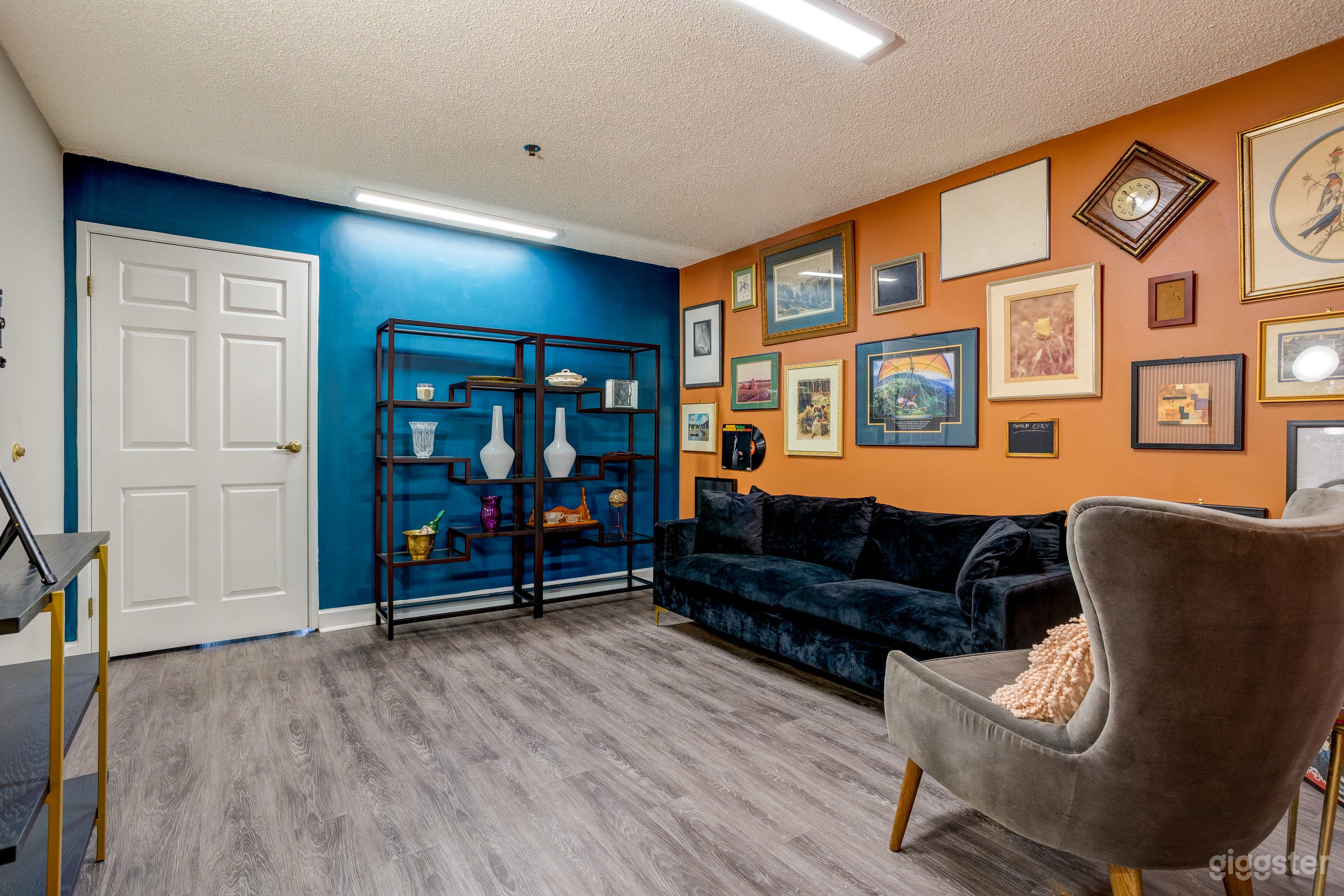 Vintage Oasis: A Bold and Luxurious Creative Hub Photo 3