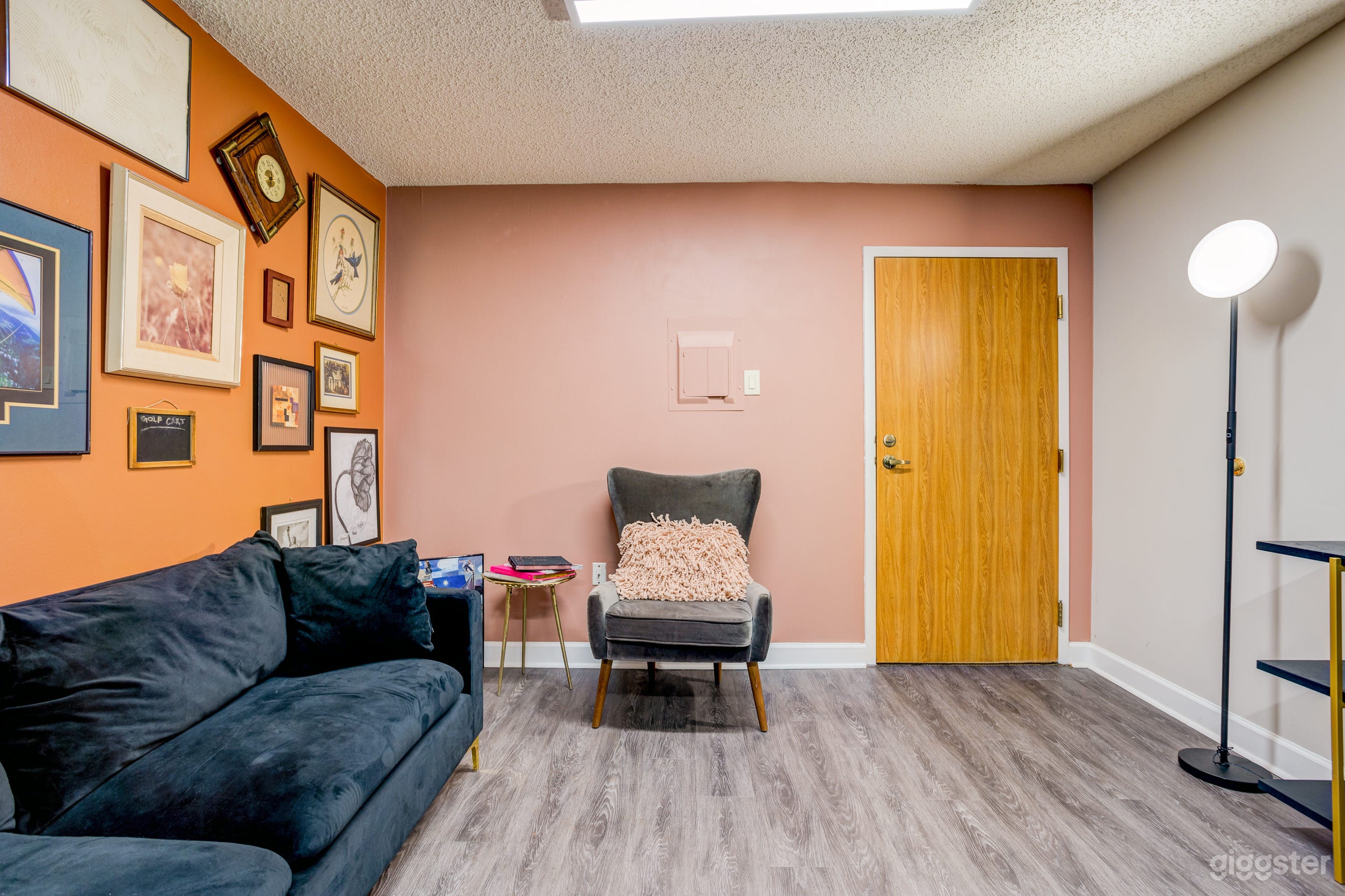 Vintage Oasis: A Bold and Luxurious Creative Hub Photo 4