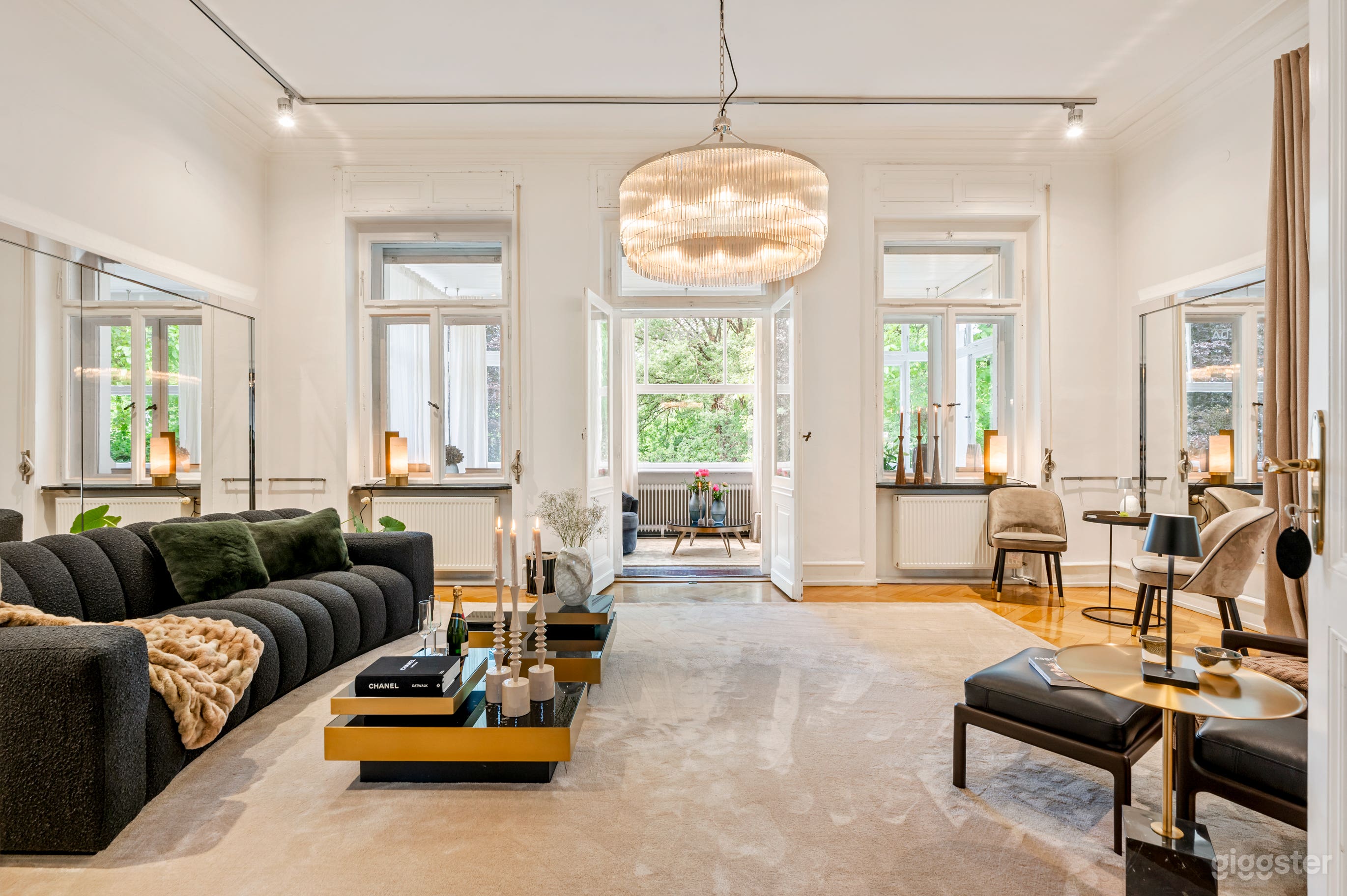 Hochwertig eingerichtete Altbau-Location Foto 3