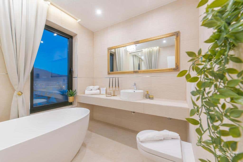 Luxury Designer Apartment with Freestanding Bathtub Photo 3
