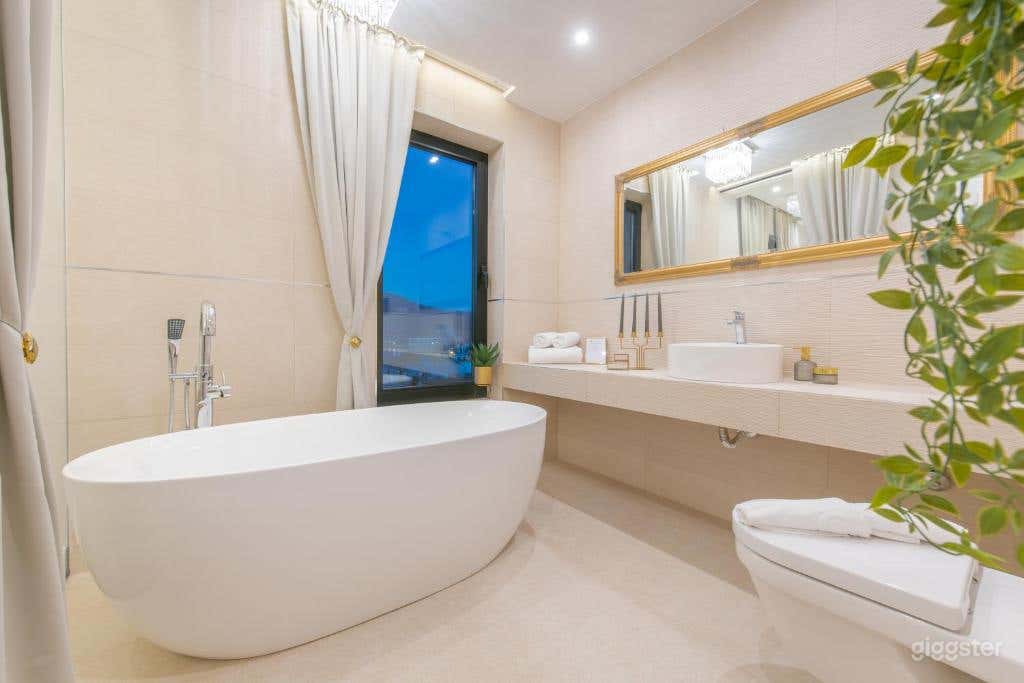 Luxury Designer Apartment with Freestanding Bathtub Photo 2