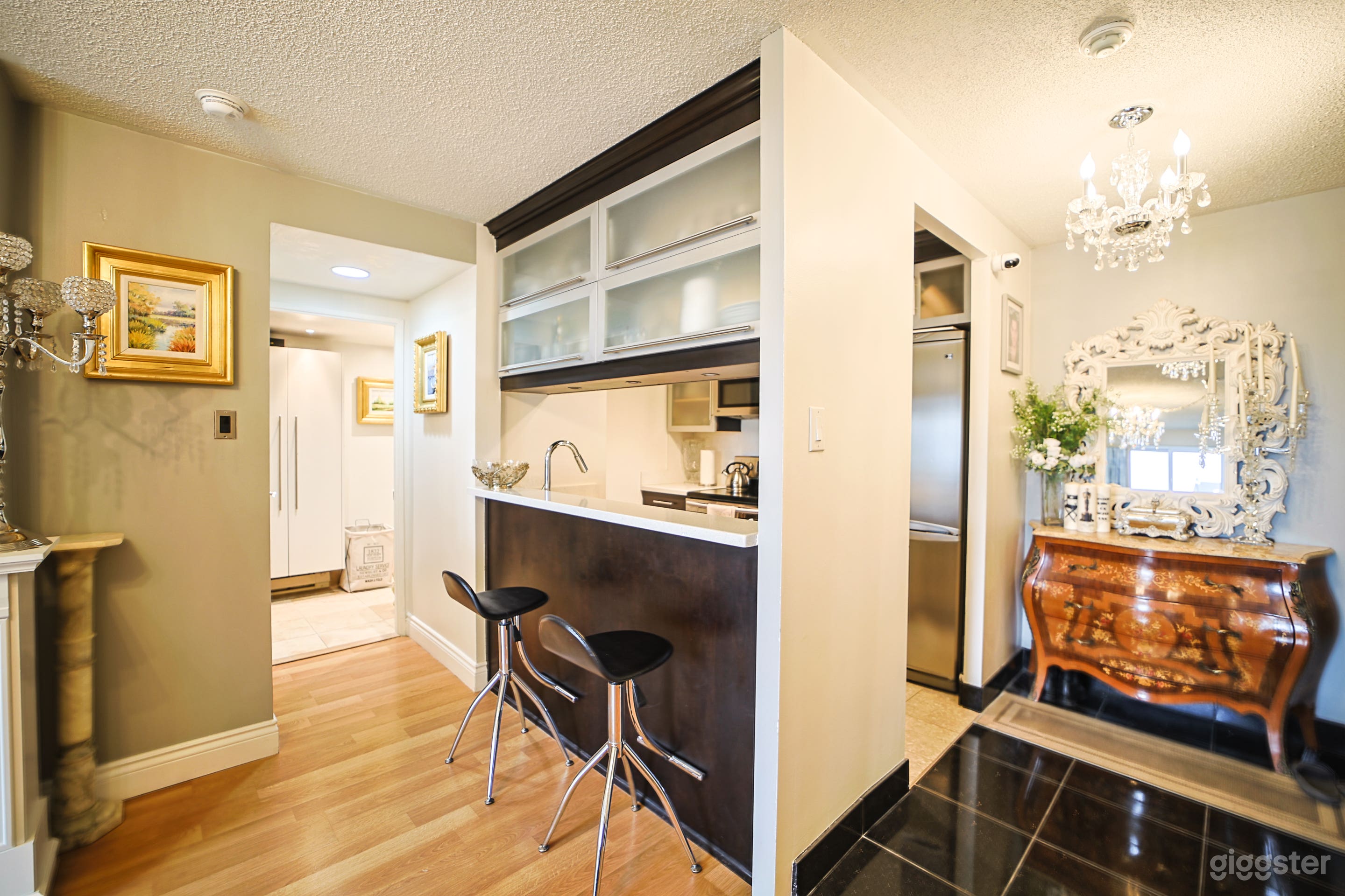 Modern Luxury | Cinematic Suite & Iconic City Photo 2