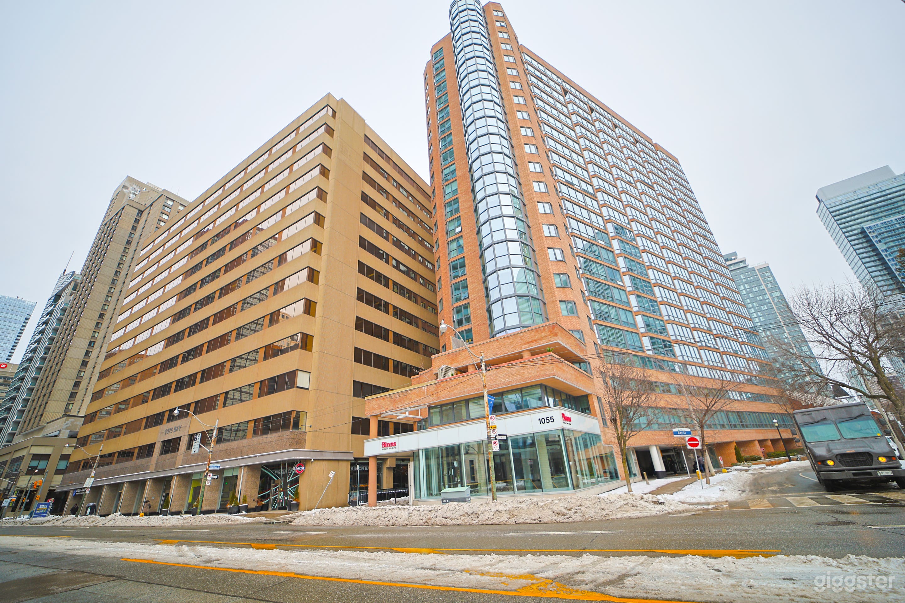 Modern Luxury | Cinematic Suite & Iconic City Photo 4