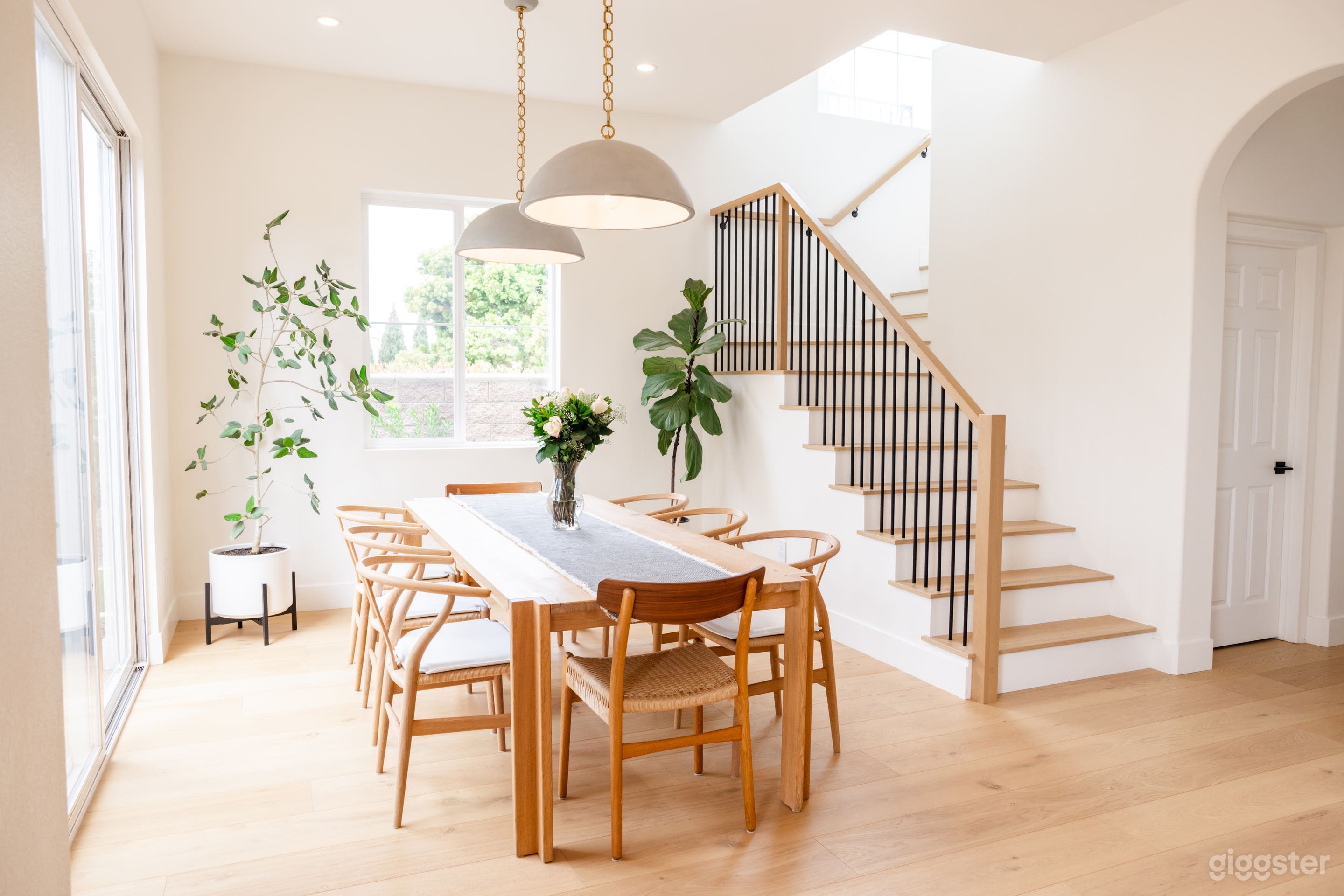 Modern, Bright White House with High Ceilings Photo 2