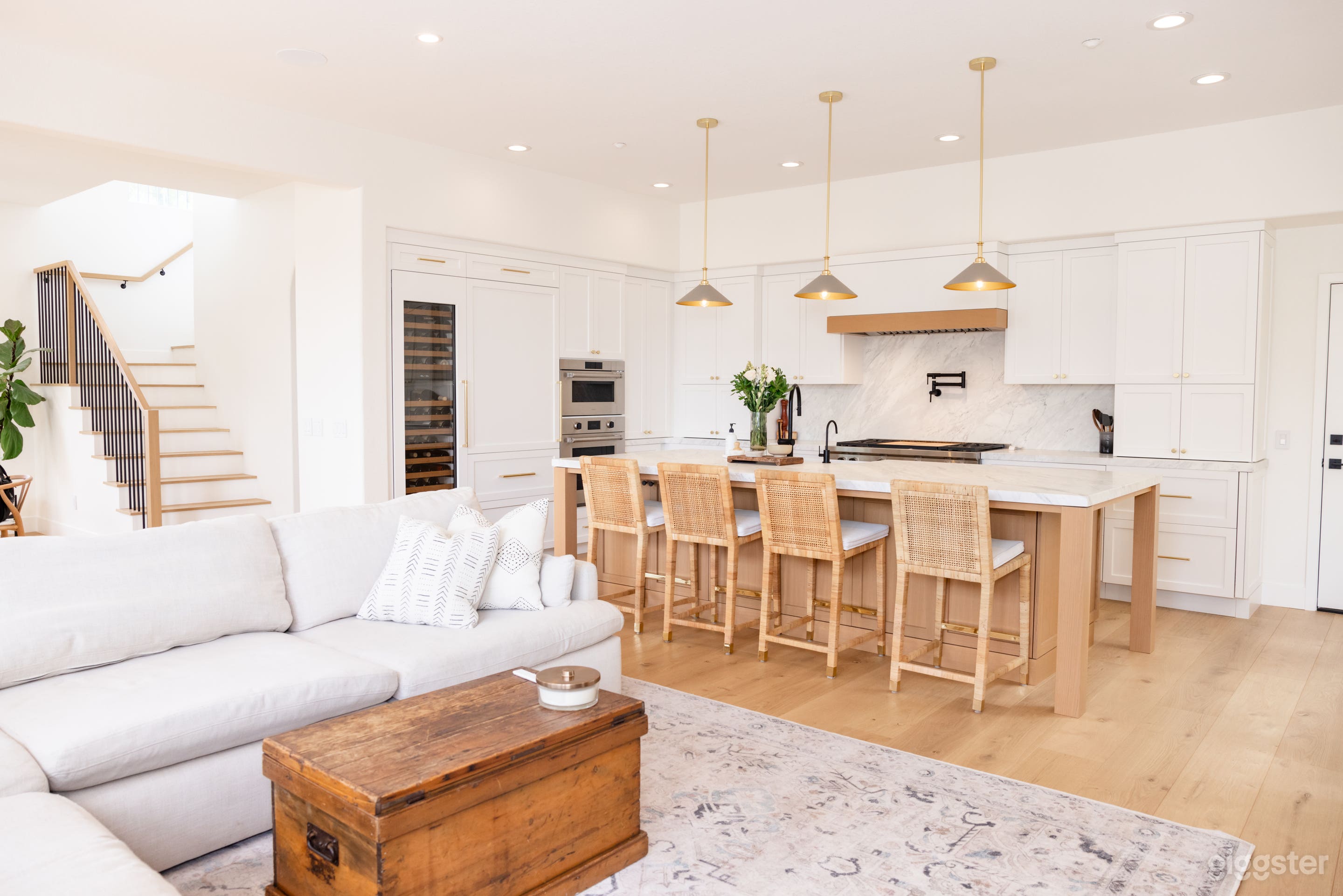 Modern, Bright White House with High Ceilings Photo 3