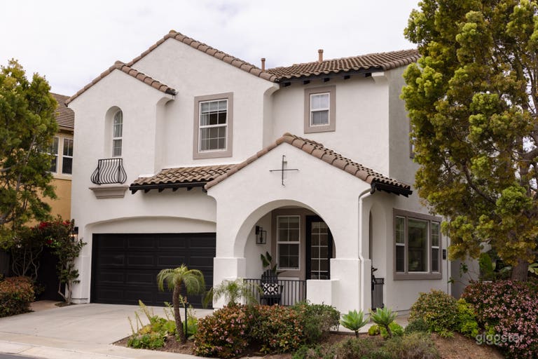  Modern, Bright White House with High Ceilings 