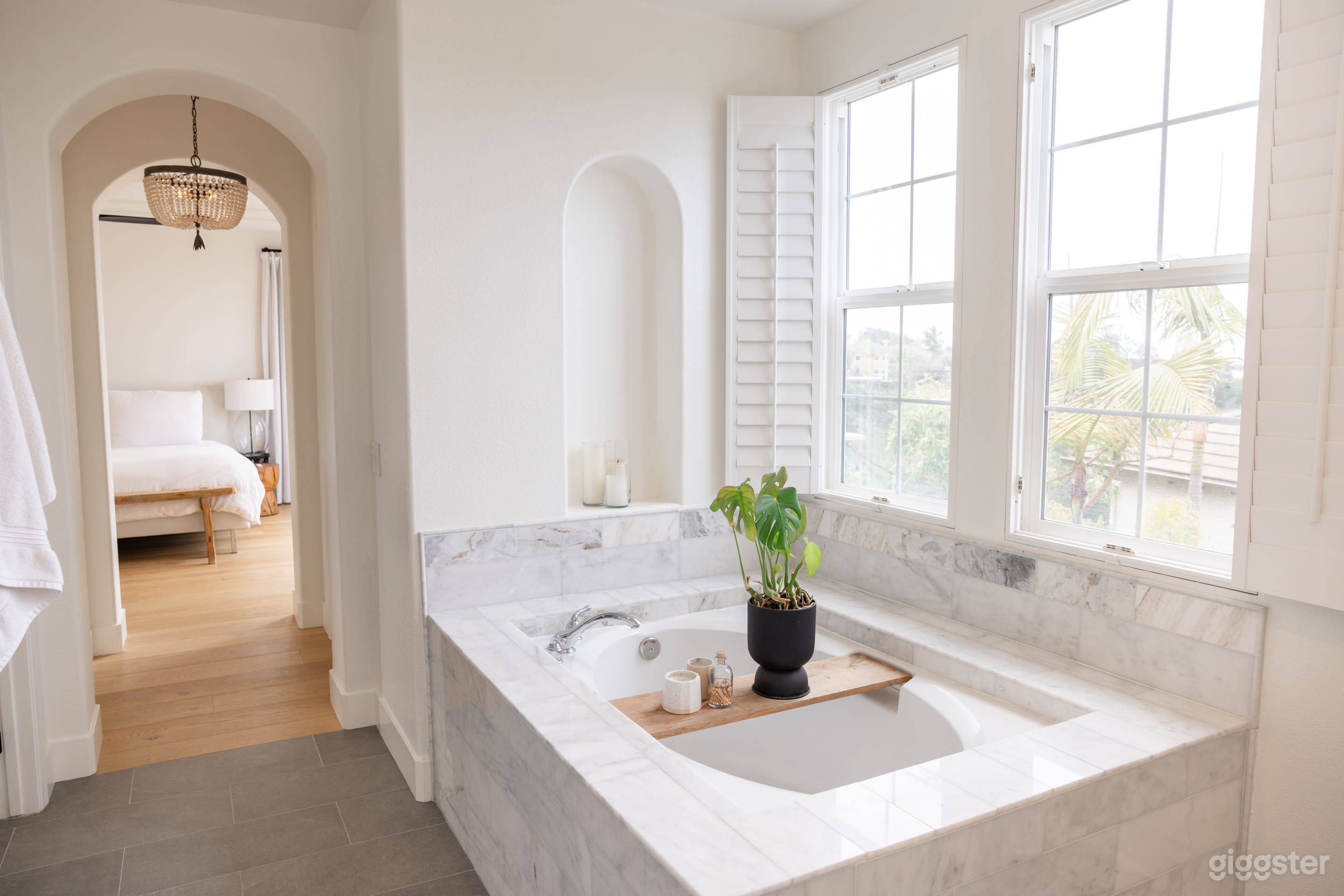 Modern, Bright White House with High Ceilings Photo 4