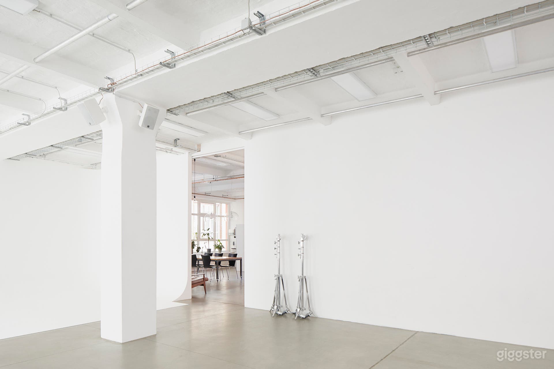 Main room with view on lounge area