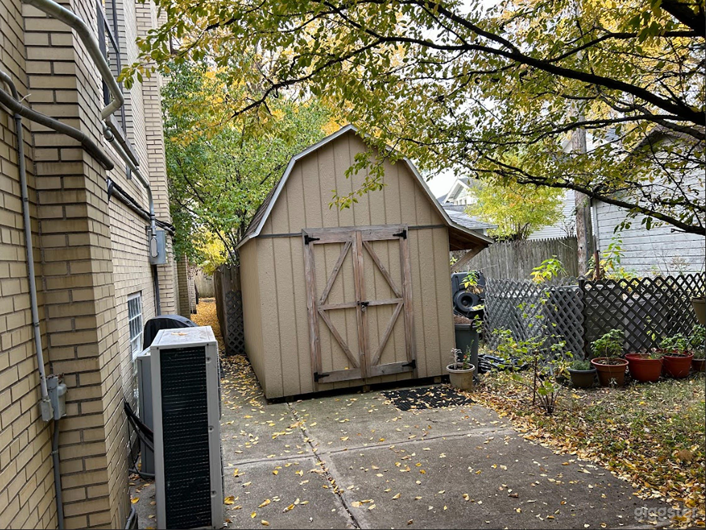 Charming Courtyard with Long Walkway for Events Photo 3