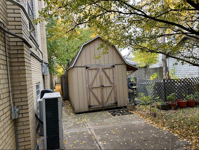  Charming Courtyard with Long Walkway for Events 