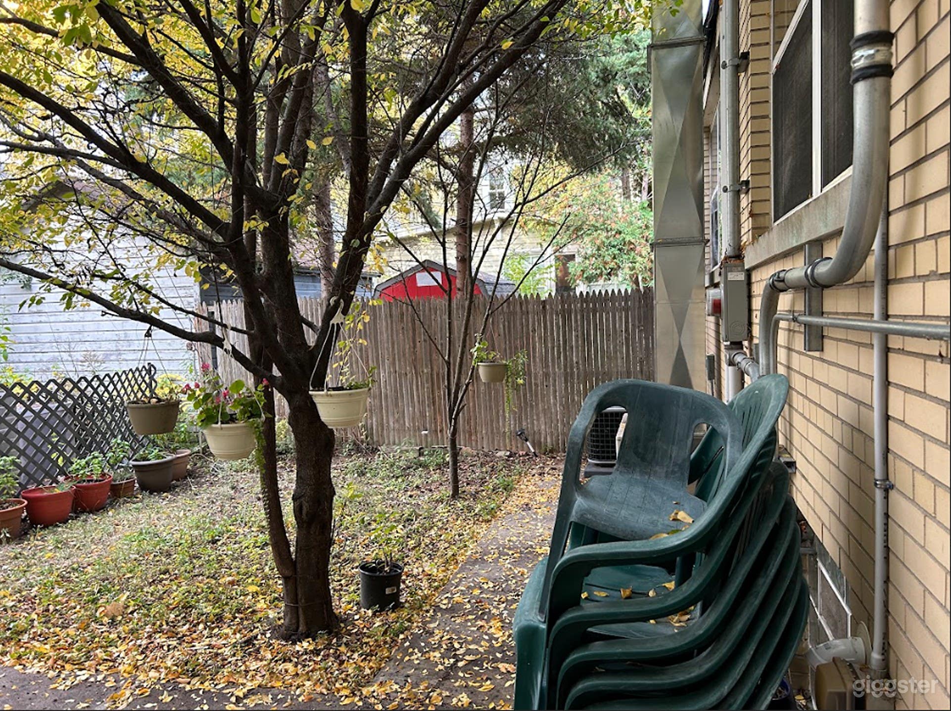 Charming Courtyard with Long Walkway for Events Photo 2