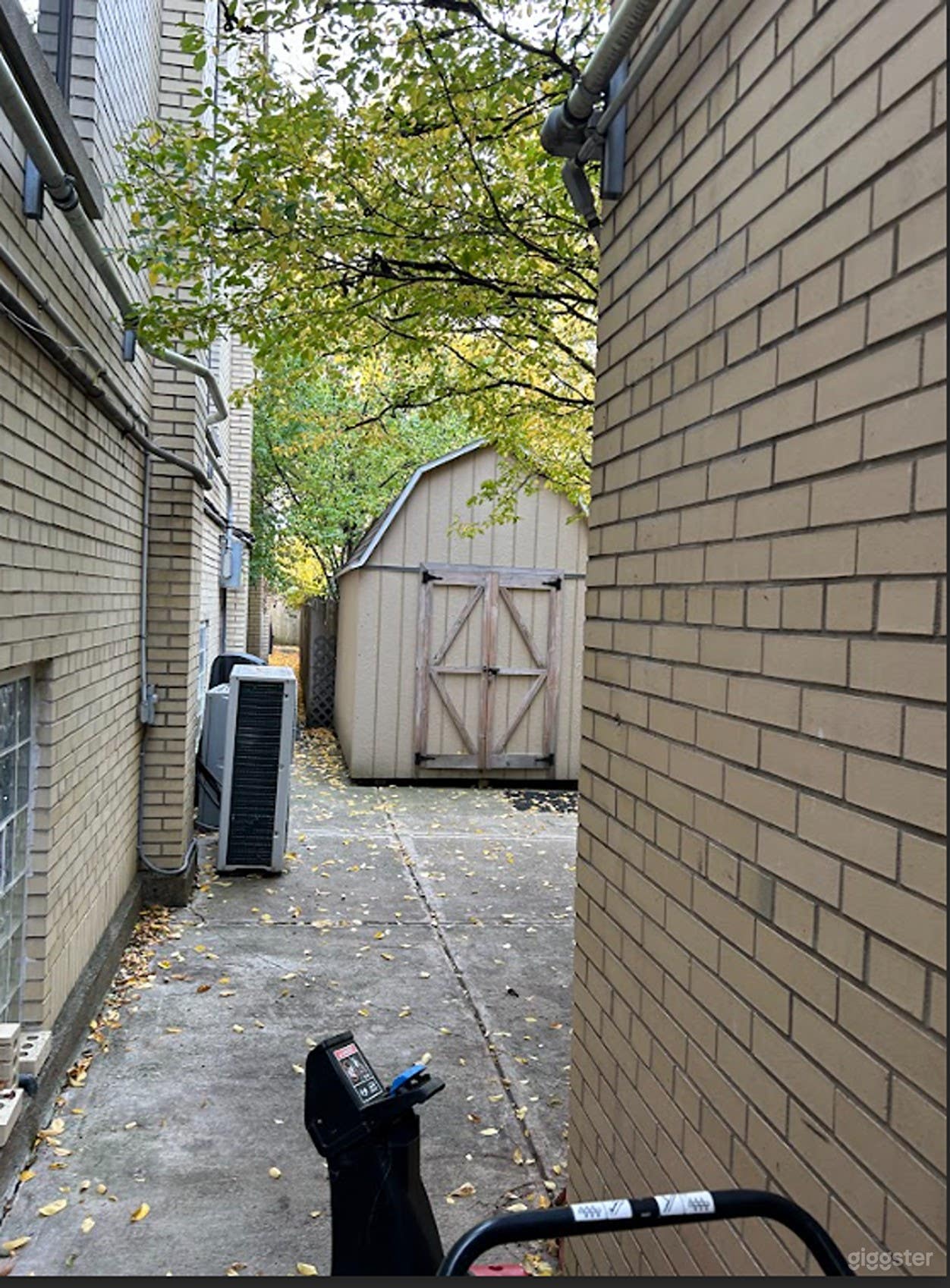 Charming Courtyard with Long Walkway for Events Photo 4