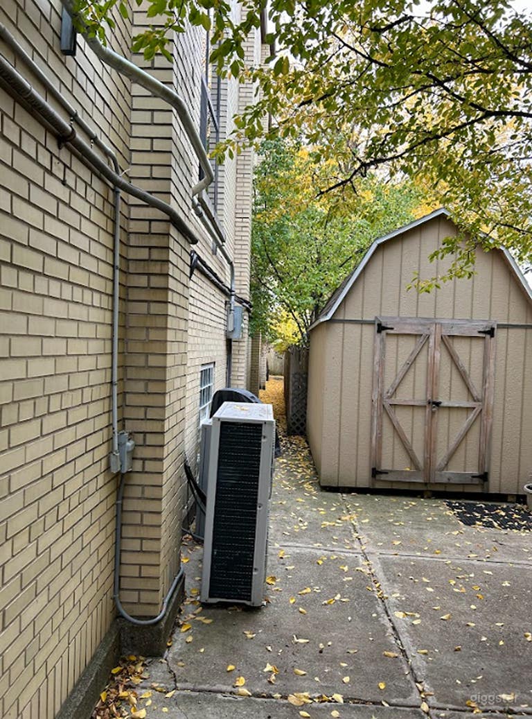  Charming Courtyard with Long Walkway for Events 