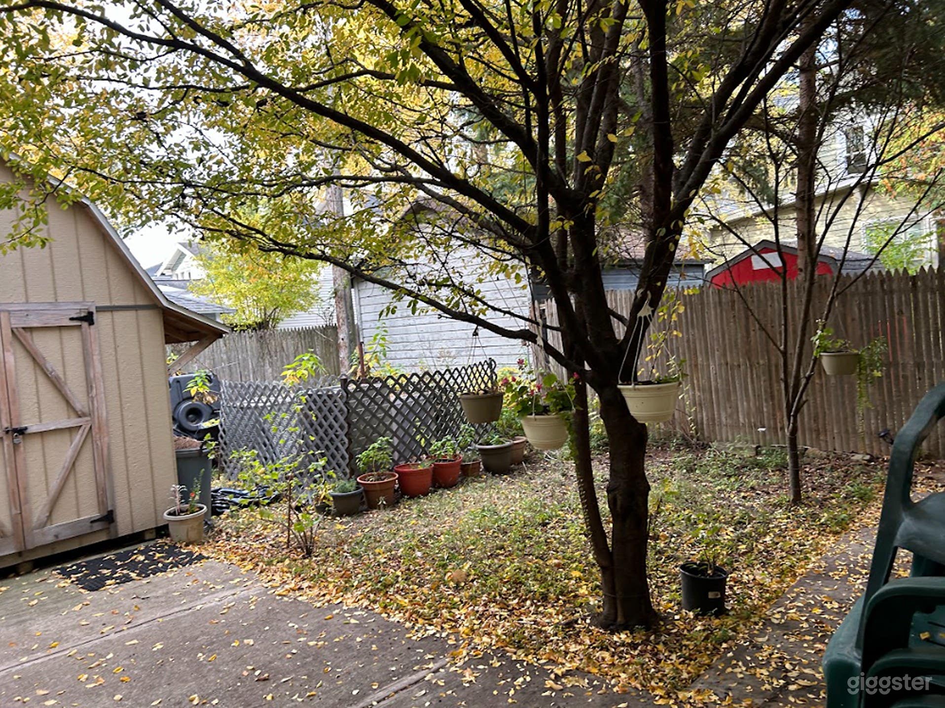 Charming Courtyard with Long Walkway for Events Photo 1