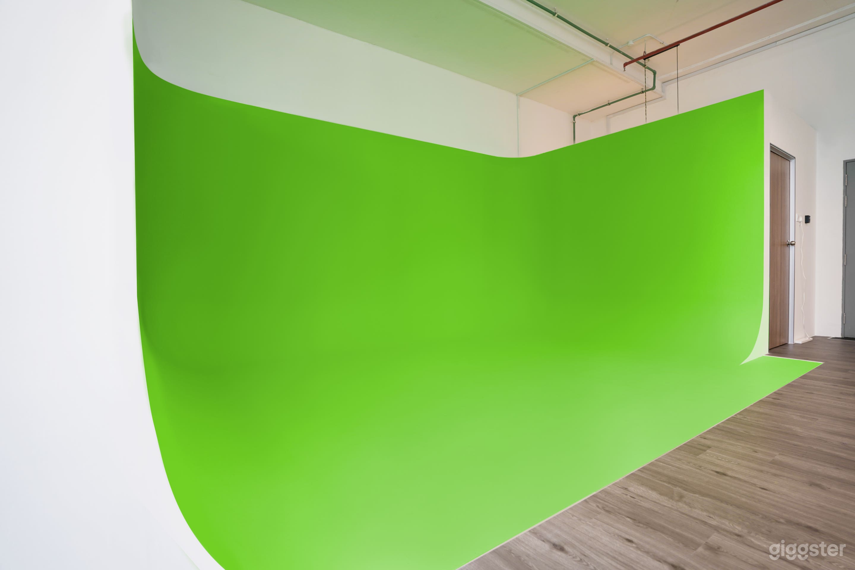 Cyclorama Green Screen Studio Photo 4