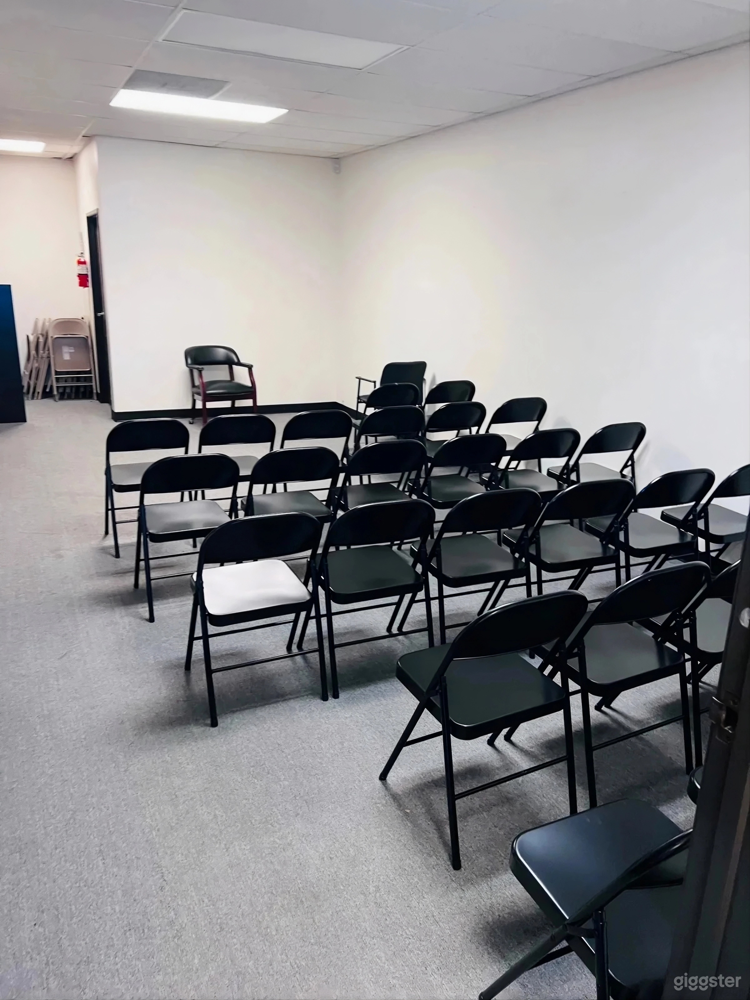Modern Meeting Space for Classes, Workshops & Teams Photo 3