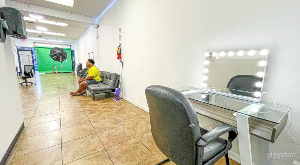 Photo &amp; Video Studio Equipped with Green Screen Photo 4