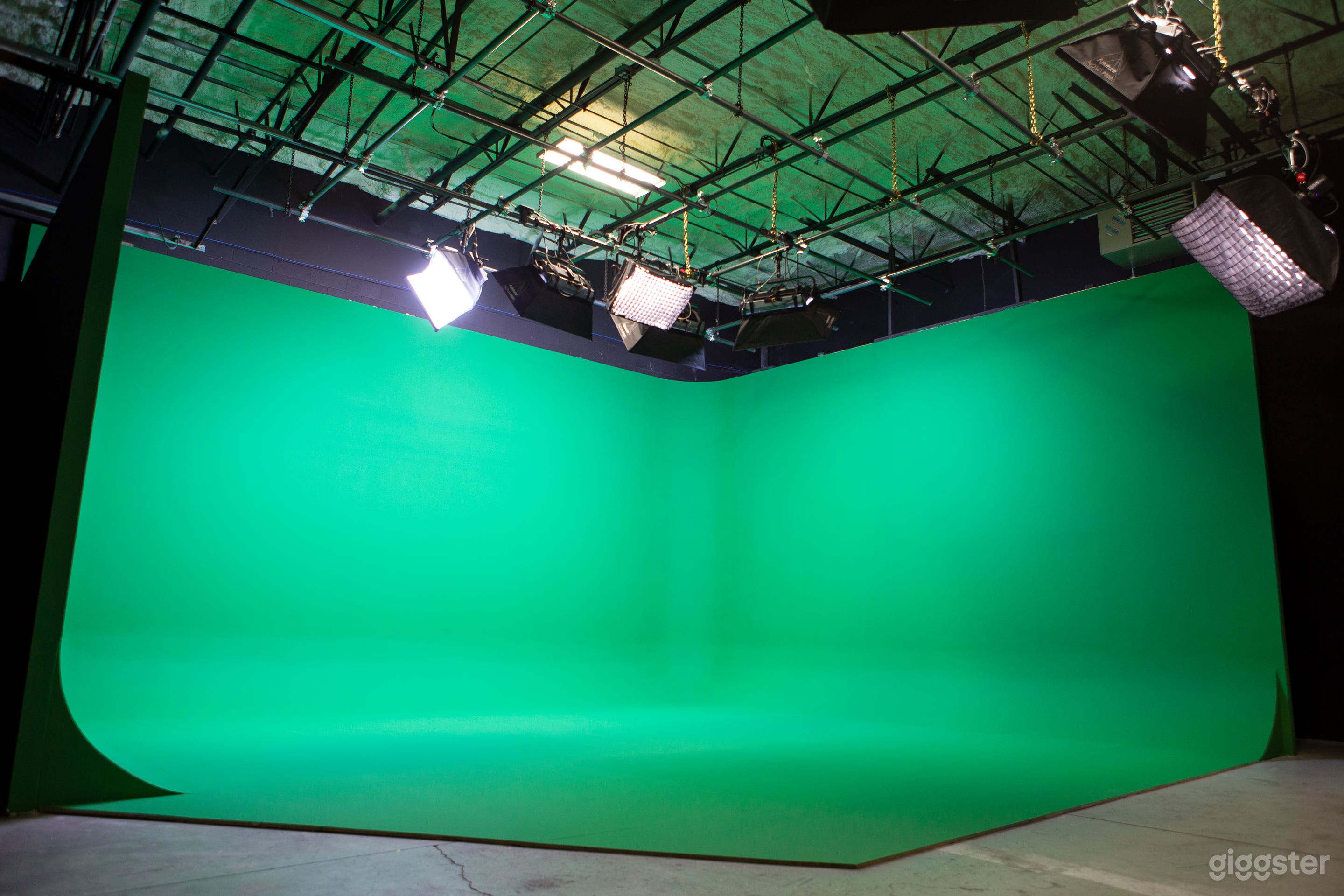 Cyc Wall with Light Grid