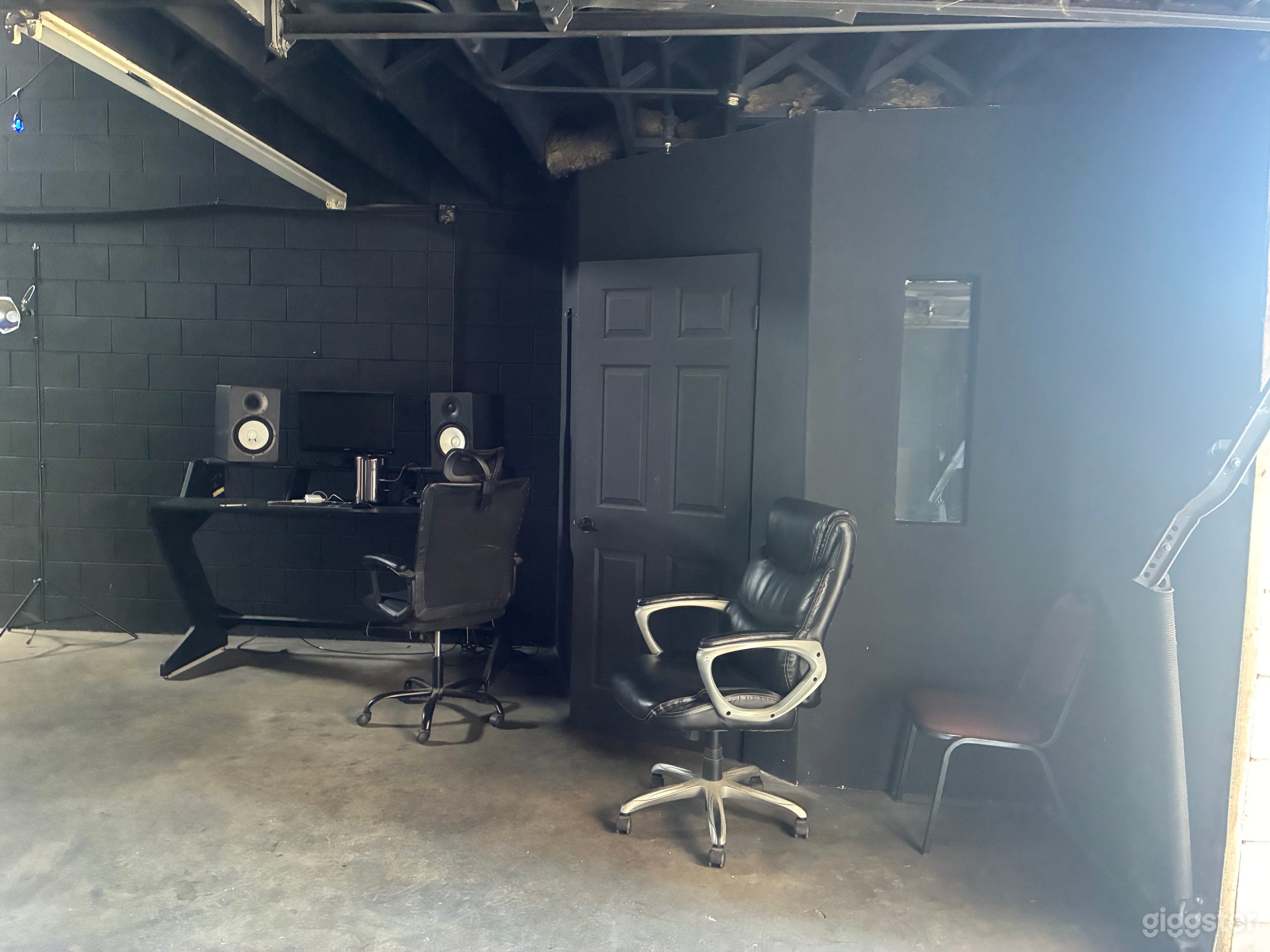 Studio Warehouse with Backdrop and Black walls Photo 3