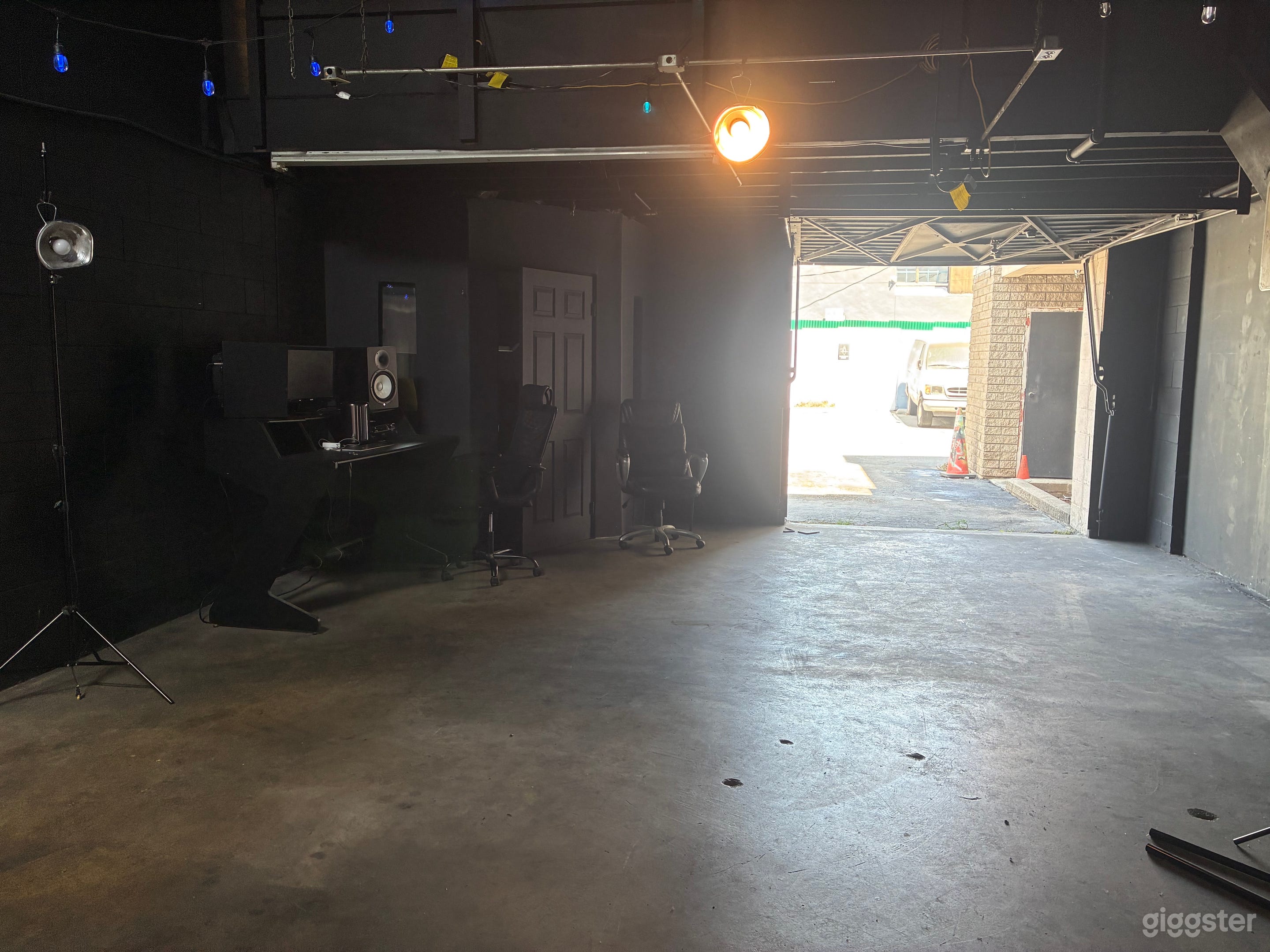 Studio Warehouse with Backdrop and Black walls Photo 4